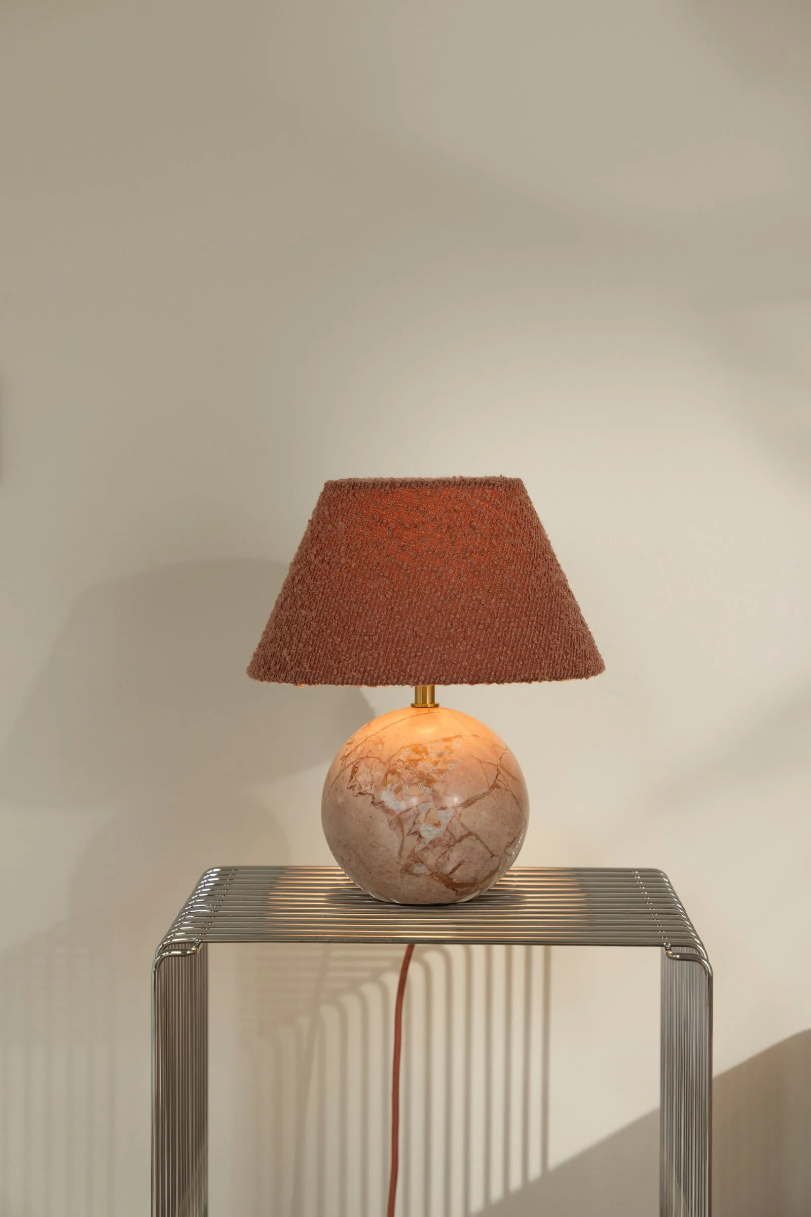 Castello 24 bordslampa, Dimrosa marmor Globen Lighting