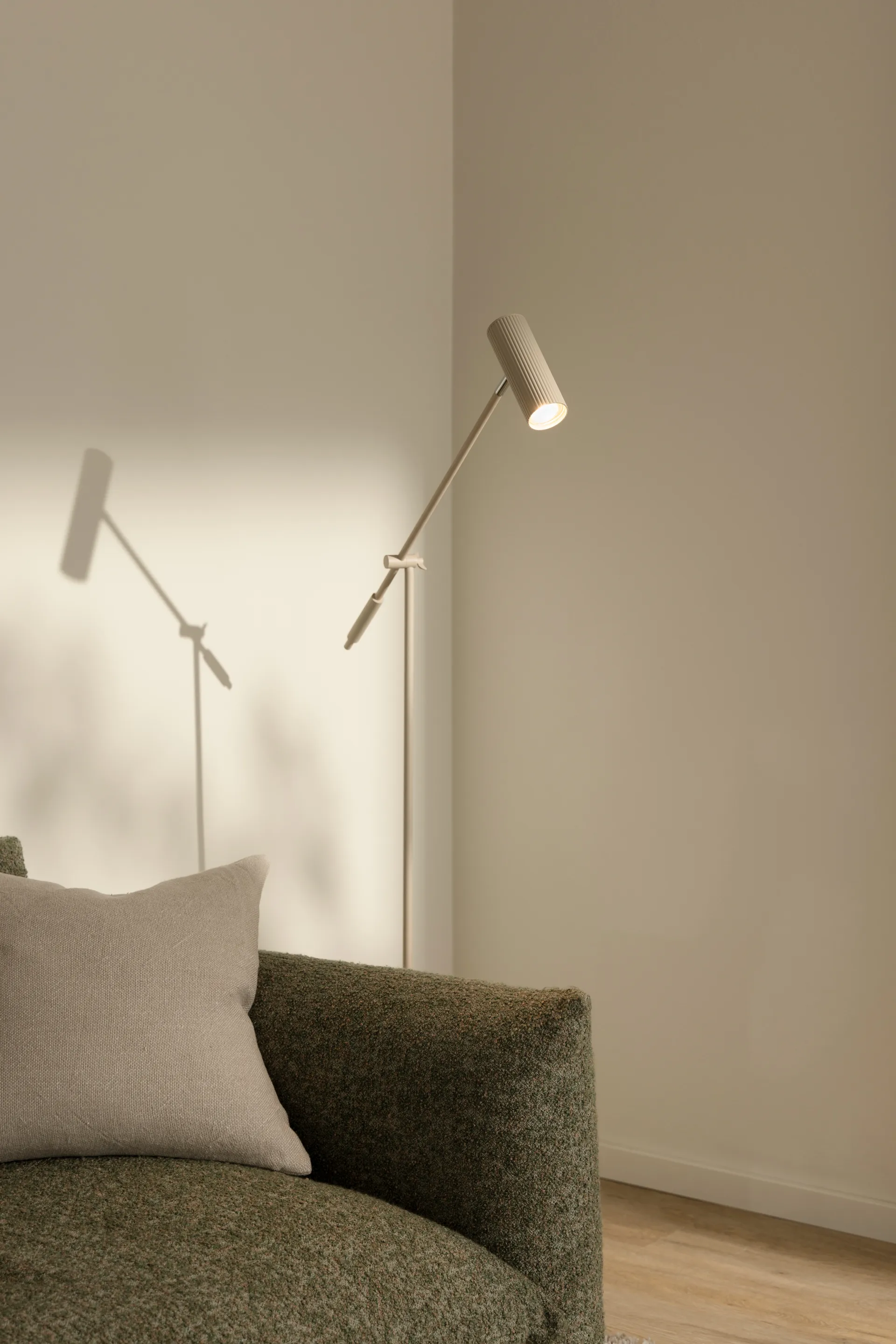 Hubble golvlampa, Read beige Globen Lighting