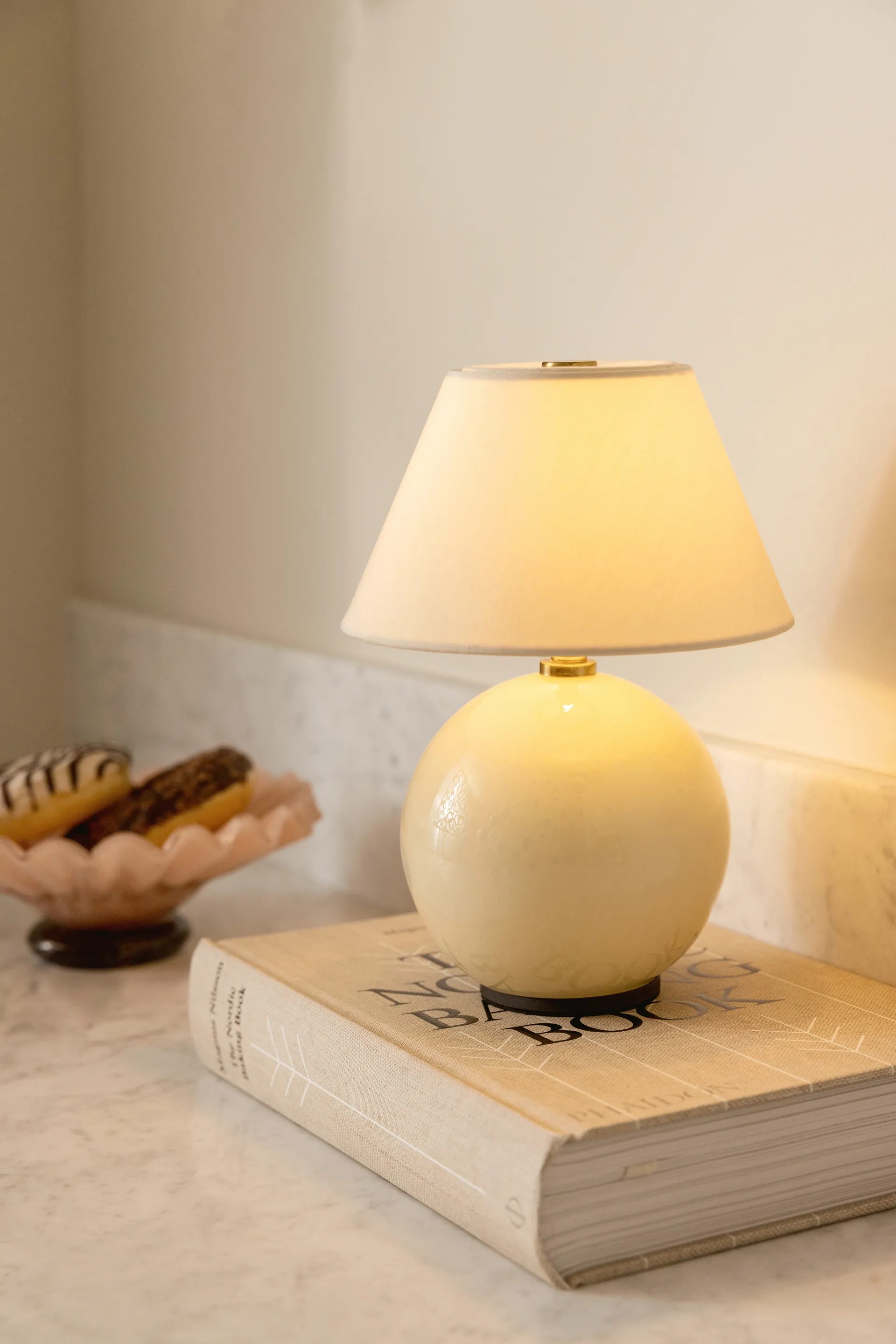 Iris 16 portabel bordslampa, Creme Globen Lighting