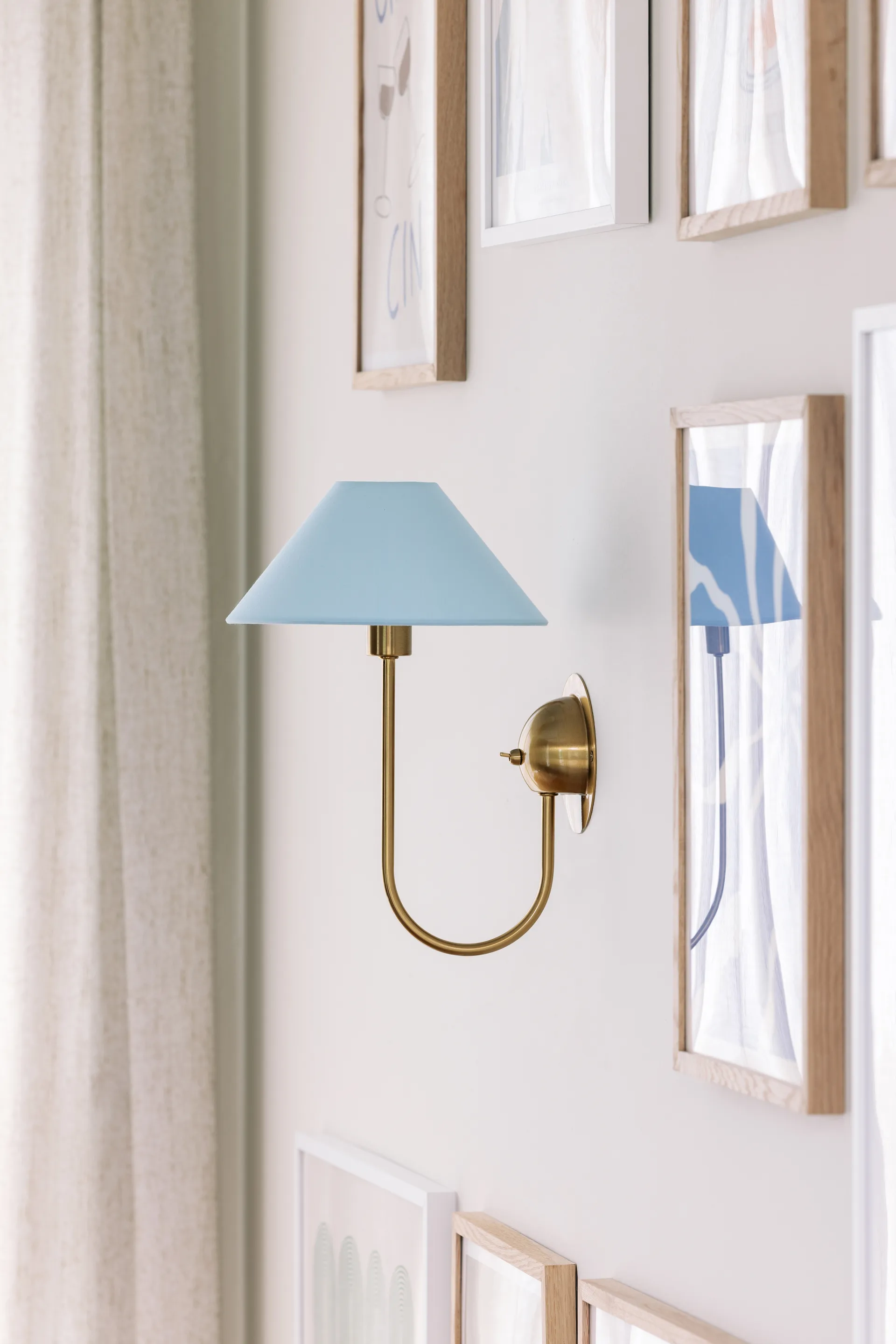 Iris vägglampa, Duvblå Globen Lighting