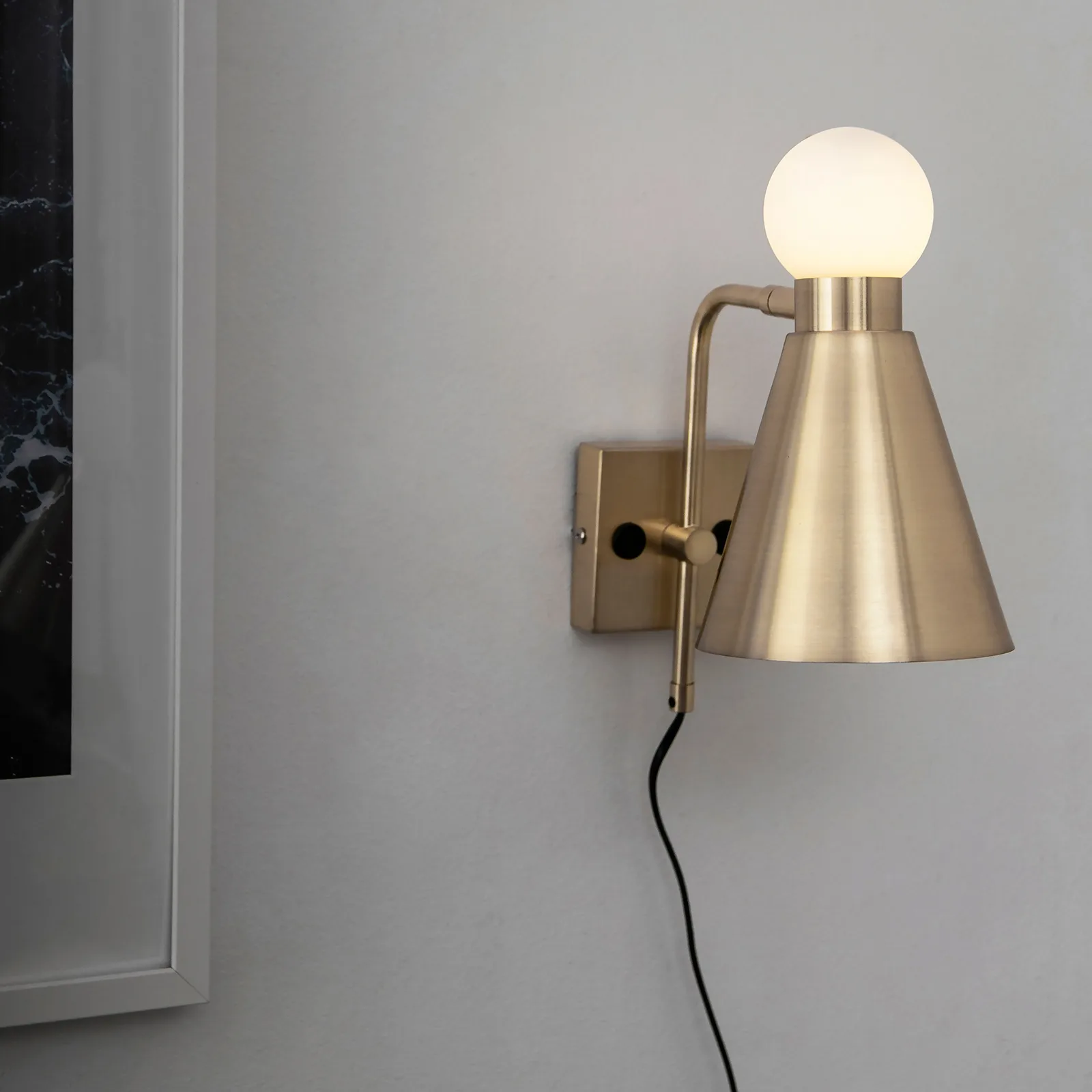 Ludo vägglampa, Borstad mässing Globen Lighting