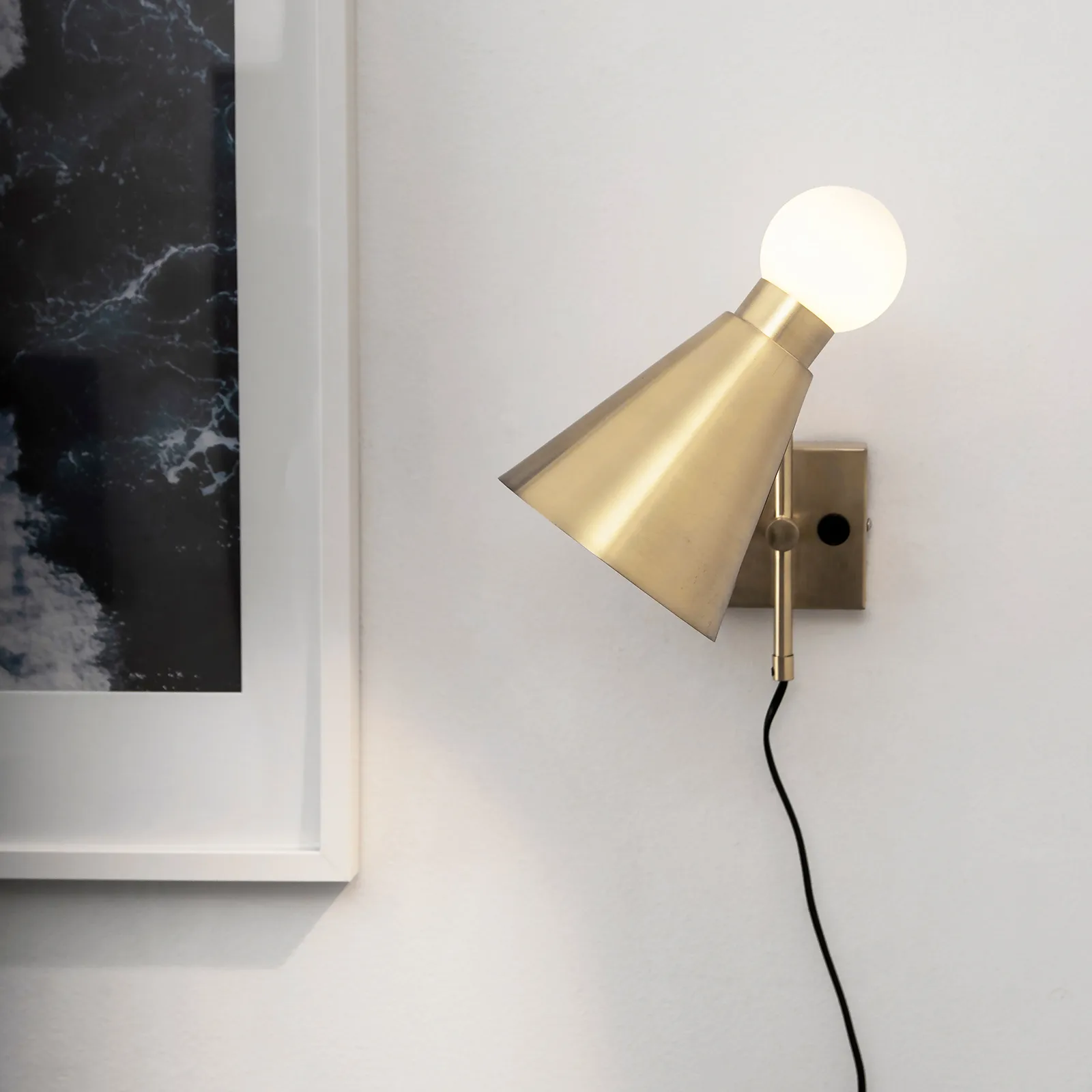 Ludo vägglampa, Borstad mässing Globen Lighting