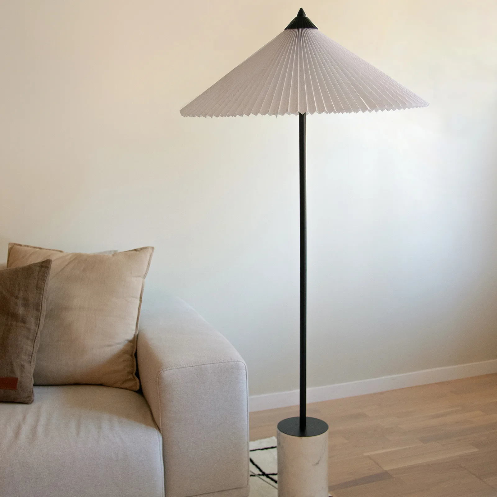 Matisse golvlampa 150 cm, Svart-vit Globen Lighting