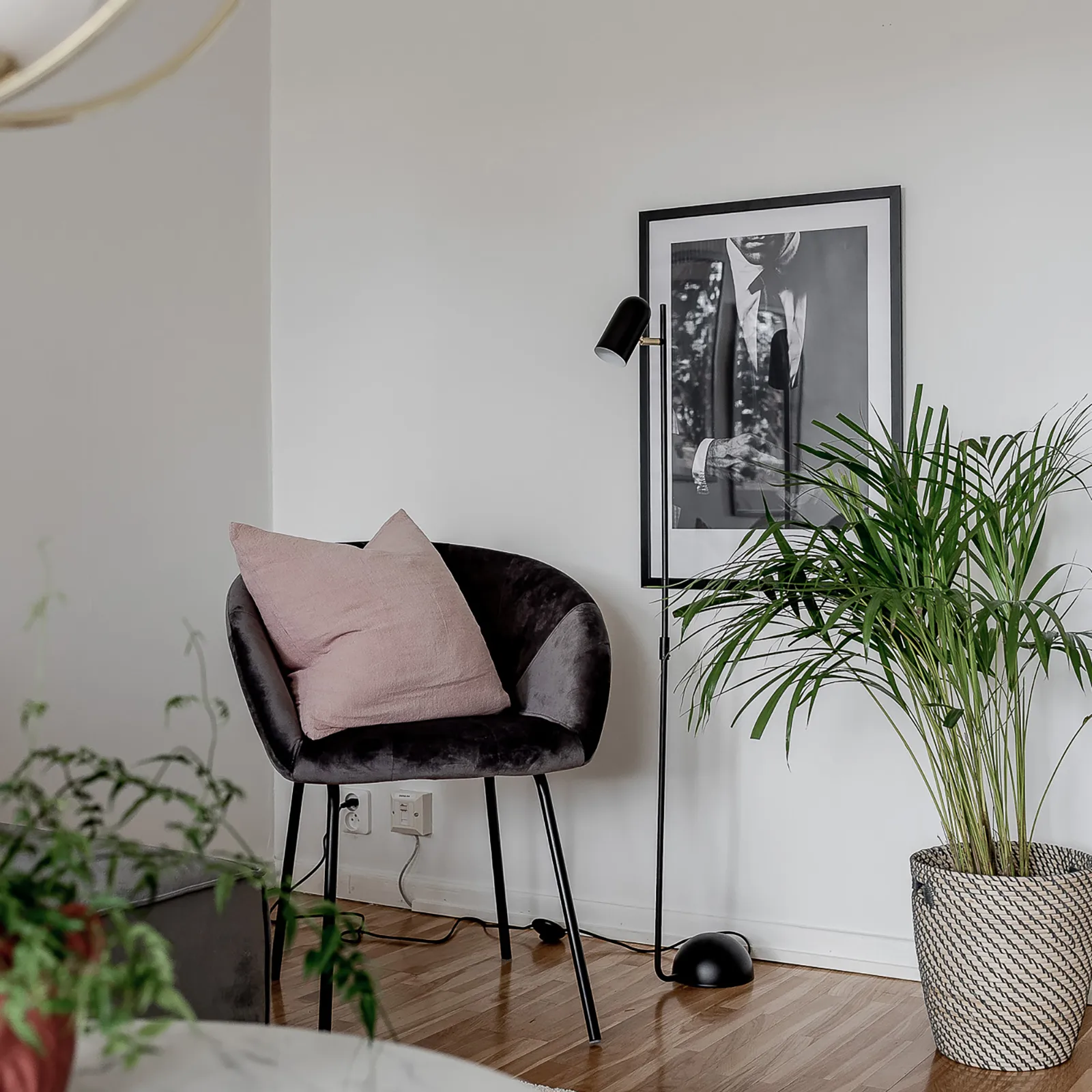 Swan golvlampa, Svart Globen Lighting