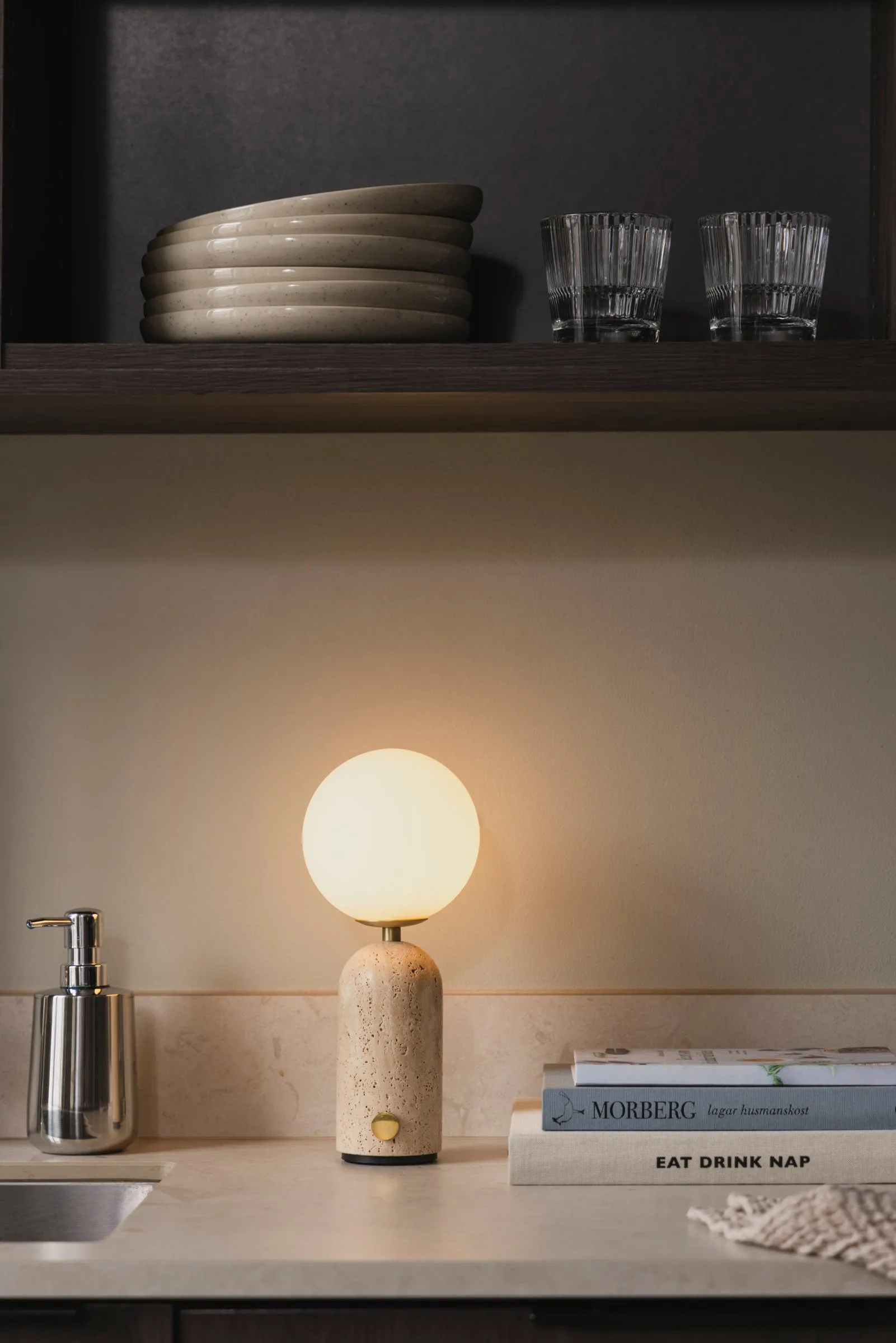 Torrano bordslampa portabel, Beige travertine, 27,5 cm Globen Lighting