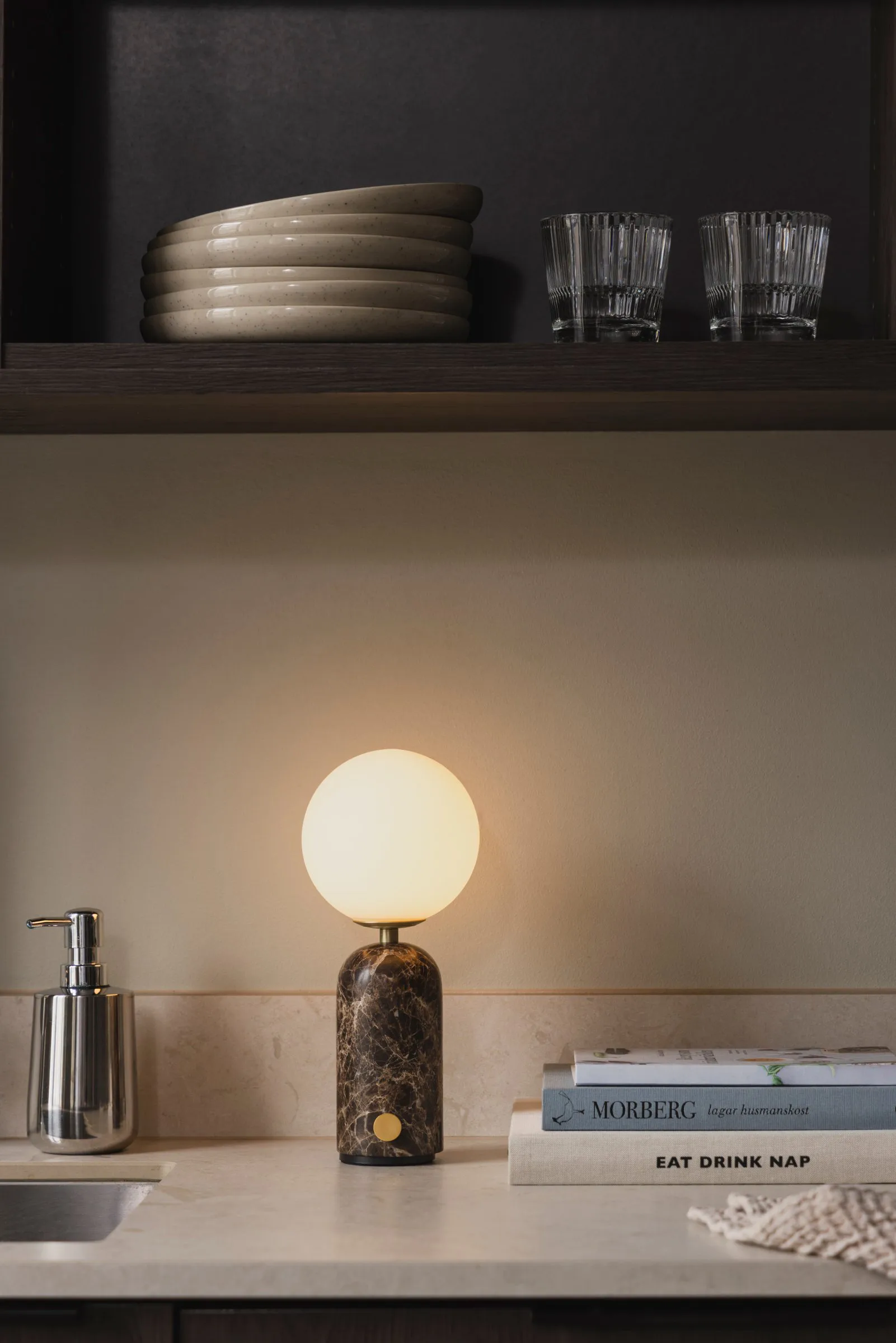 Torrano bordslampa portabel, Brun marmor, 27,5 cm Globen Lighting