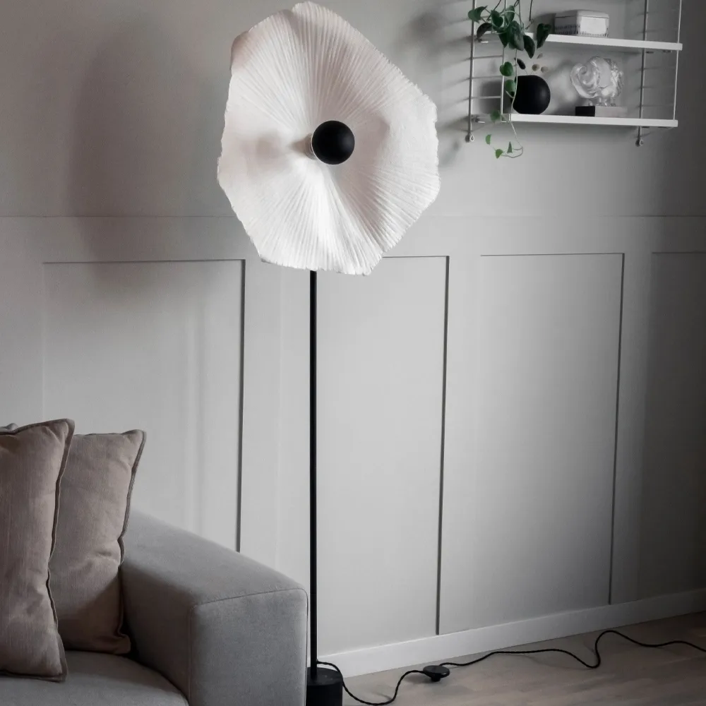 Tropez golvlampa, natur, svart stativ Globen Lighting