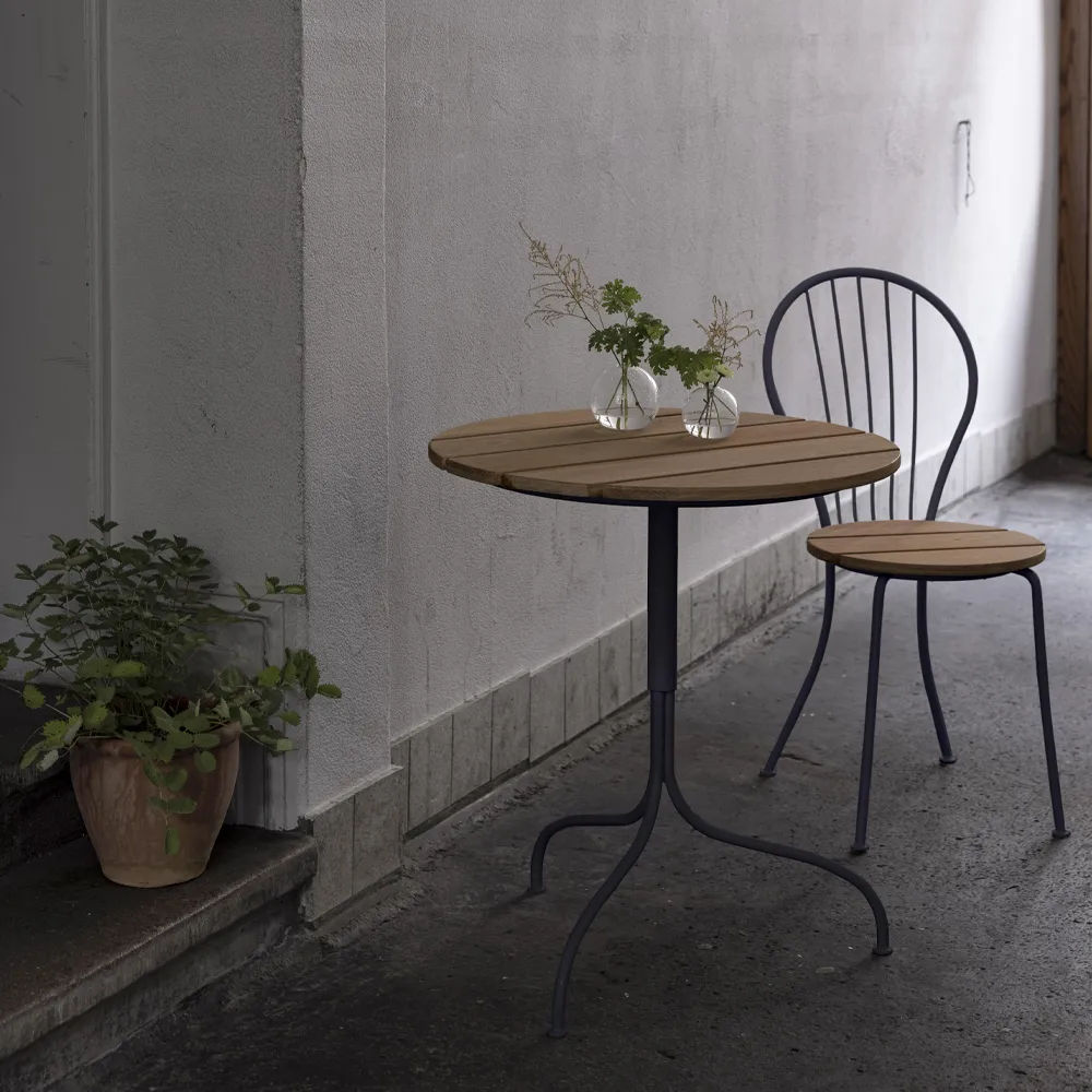 Akleja bord Ø65cm, Teak-mörkgrått stativ Grythyttan Stålmöbler