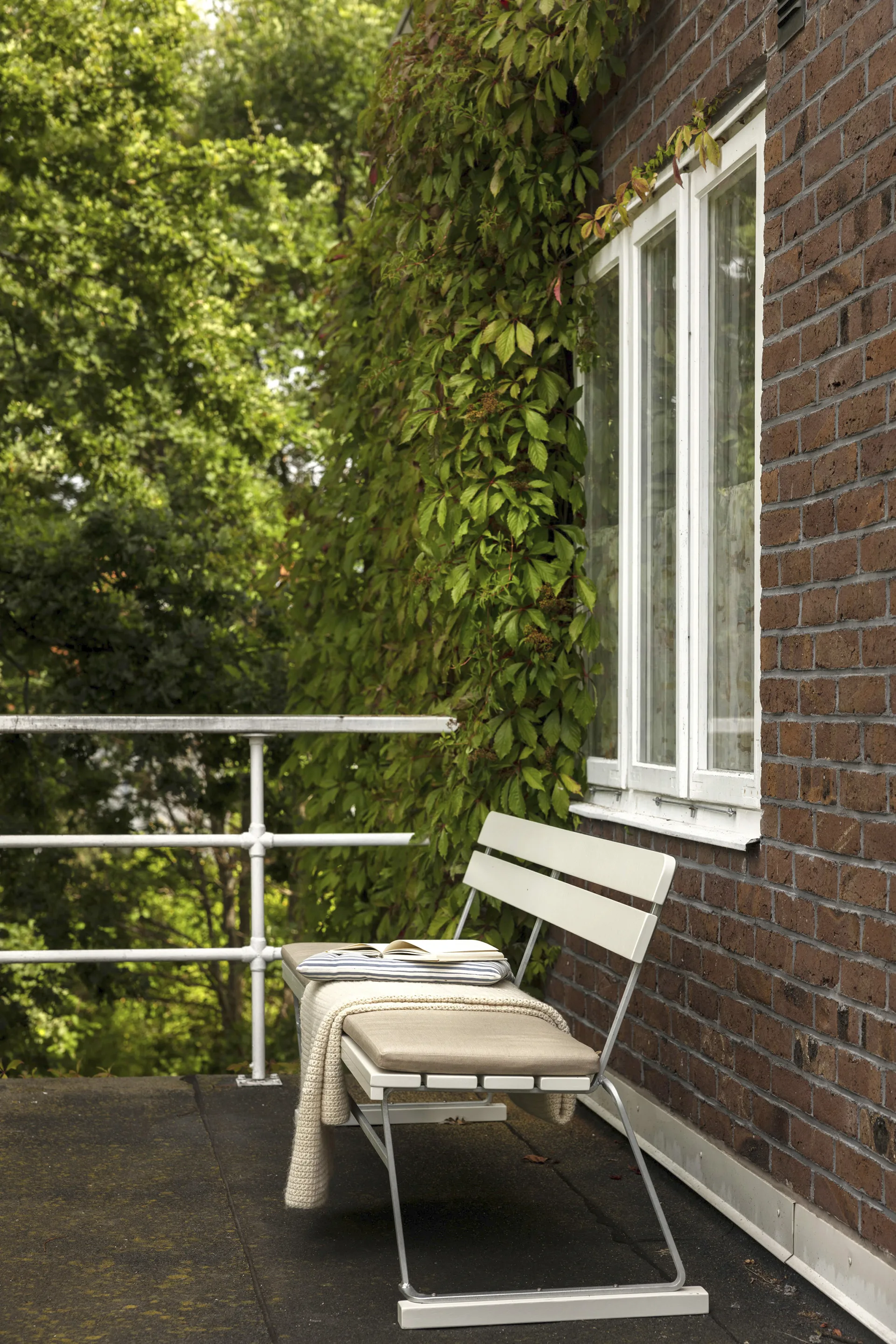 Soffa 5, Vit lack ek-varmförzinkat stativ Grythyttan Stålmöbler