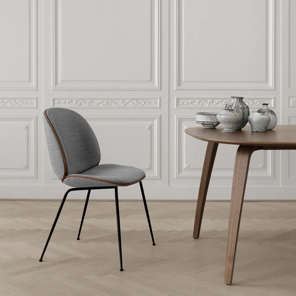 Beetle dining chair fully upholstered conic base, tyg velluto cotone 970 mörkblå-svart stålstativ GUBI