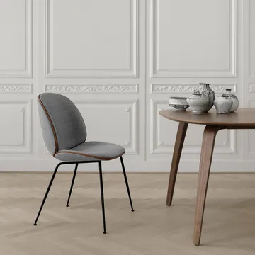 Beetle dining chair fully upholstered conic base - tyg velluto cotone 970 mörkblå-svart stålstativ - GUBI