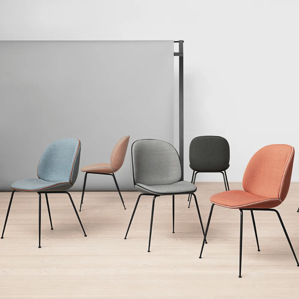 Beetle dining chair fully upholstered conic base, tyg velluto cotone 970 mörkblå-svart stålstativ GUBI