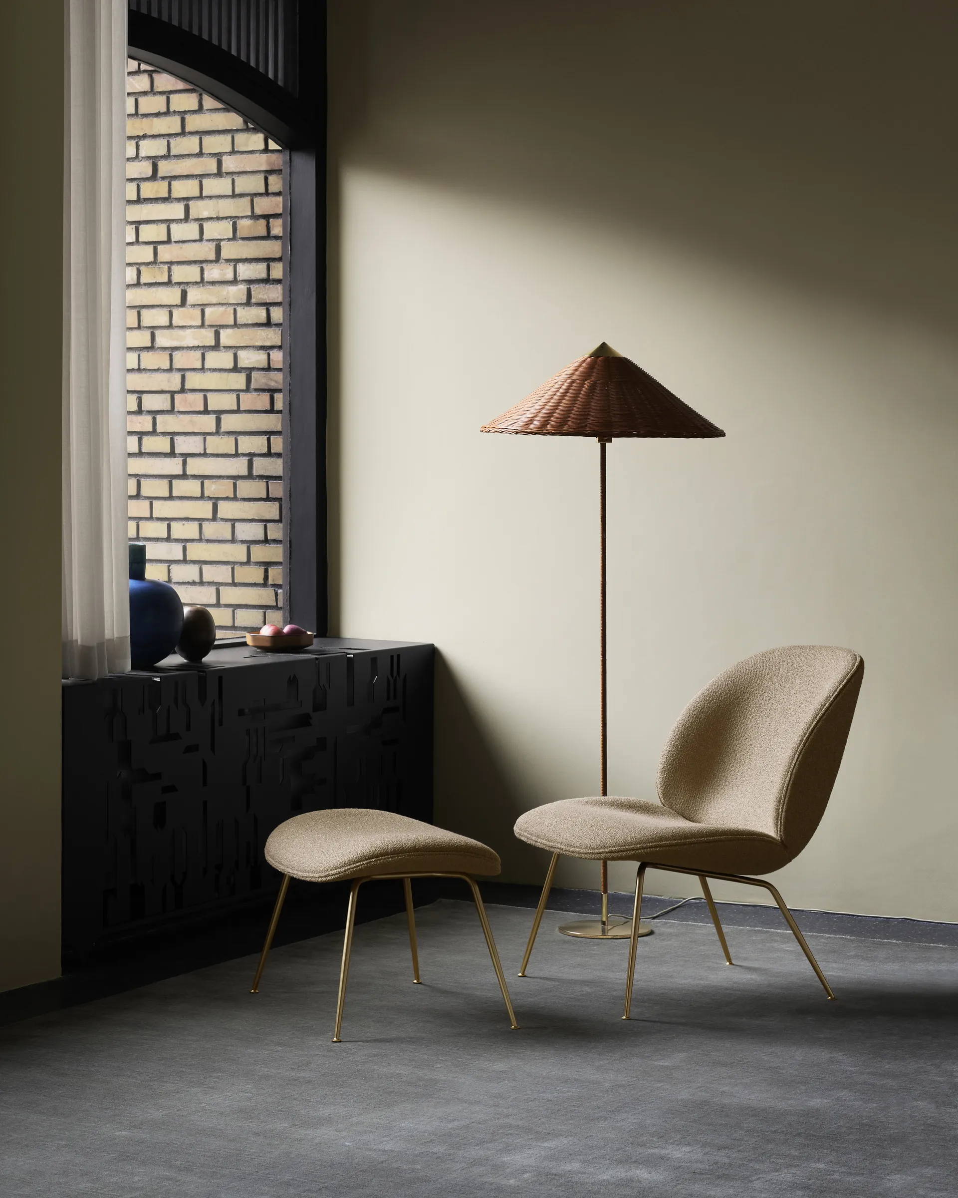 Beetle Ottoman fotpall helklädd conic base, Around bouclé 004-brass GUBI