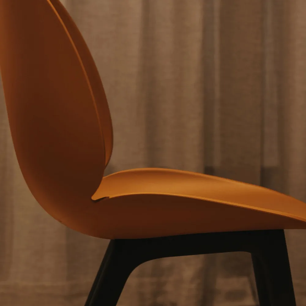 Beetle Plastic stol, amber brown, svarta ben GUBI