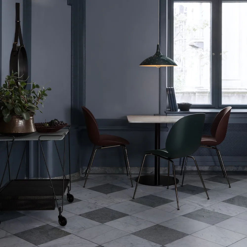Beetle stol, Sweet pink-mattlackat ekstativ GUBI