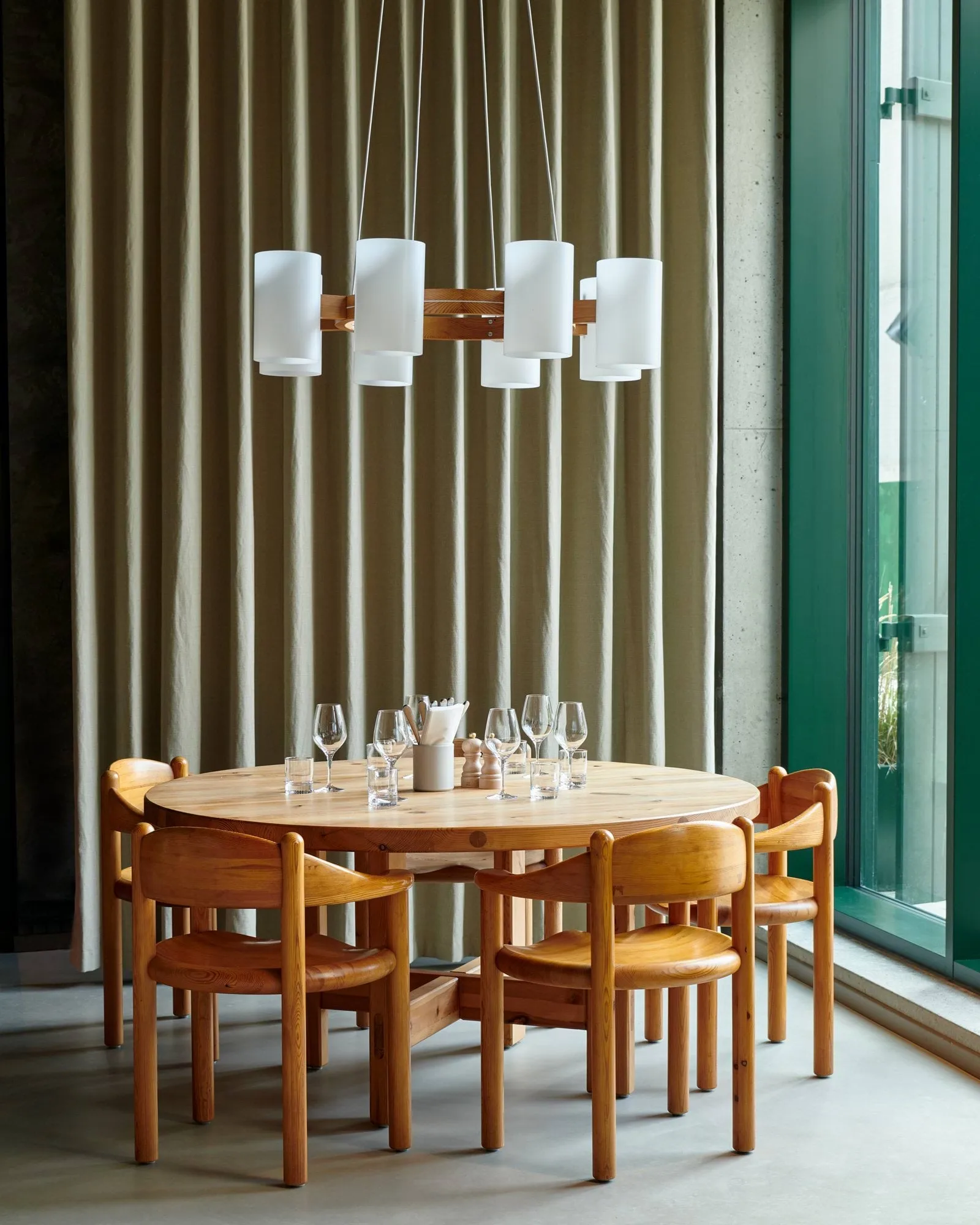 Daumiller karmstol, Golden pine GUBI