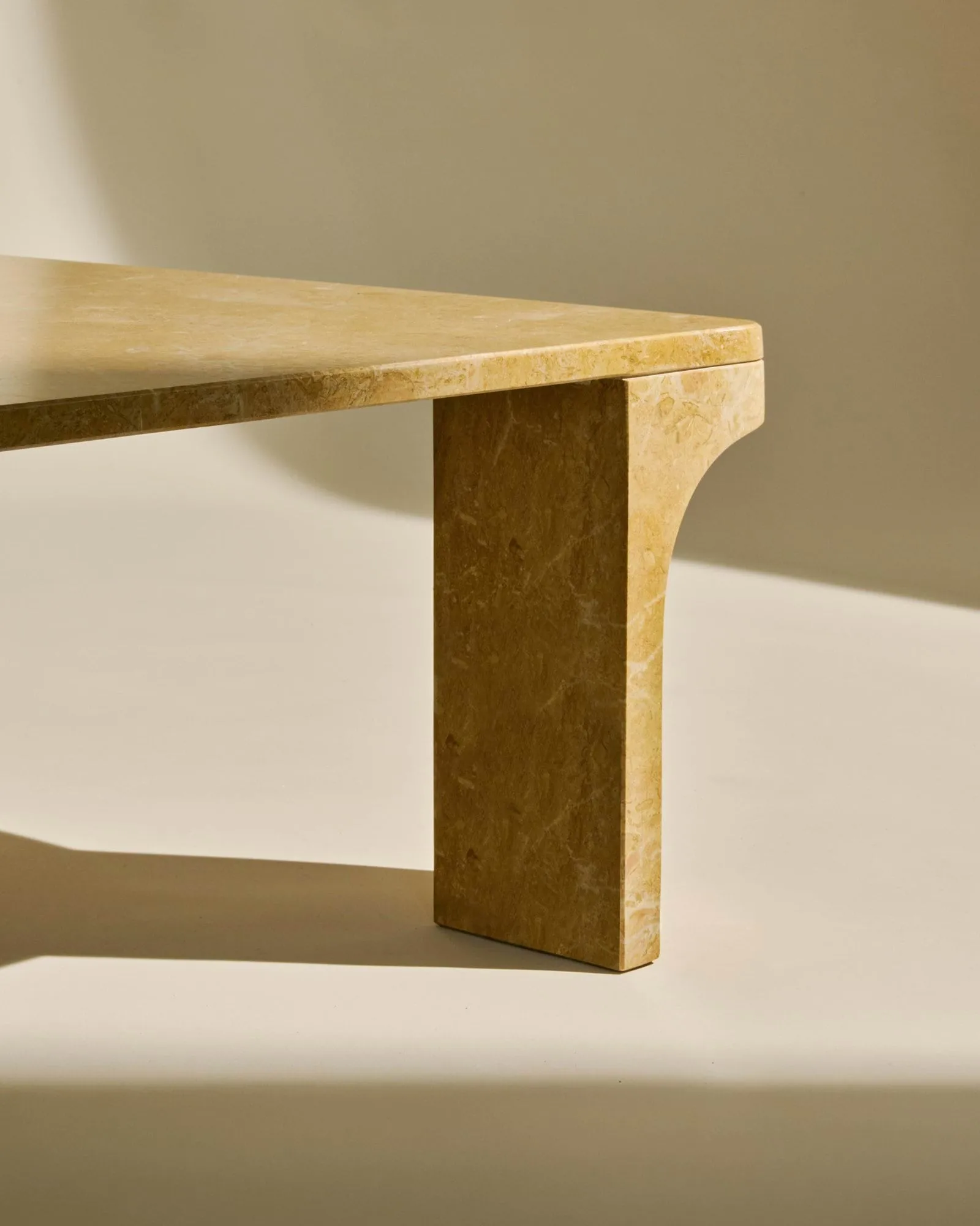 Doric soffbord, Honey Amber marmor, 80x80 cm GUBI