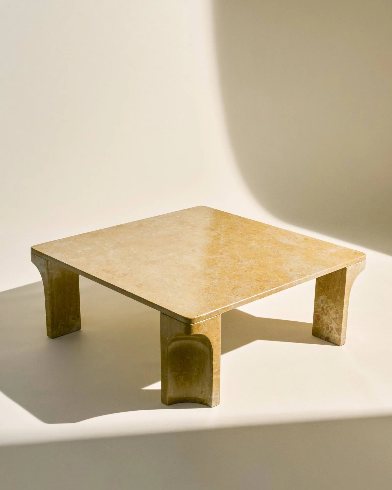 Doric soffbord, Honey Amber marmor, 80x80 cm GUBI