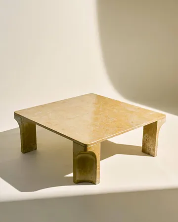 Doric soffbord - Honey Amber marmor, 80x80 cm - GUBI