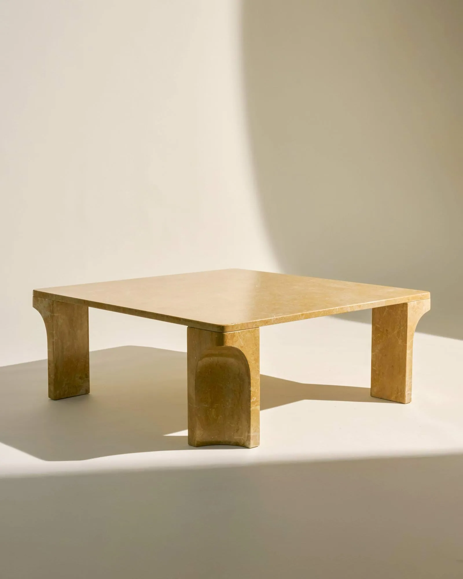 Doric soffbord, Honey Amber marmor, 80x80 cm GUBI
