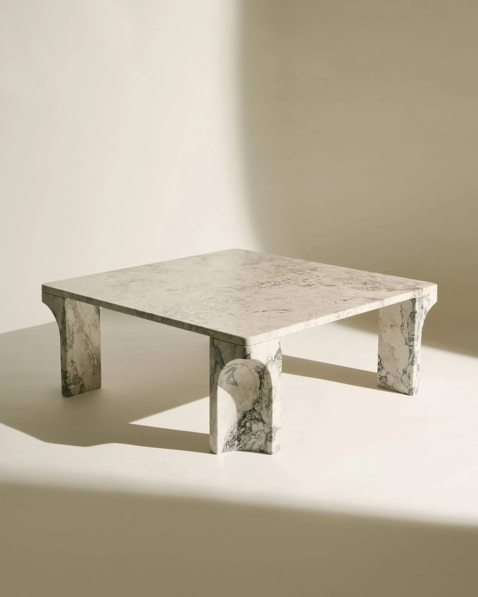 Doric soffbord, Stormy Gray marmor, 80x80 cm GUBI