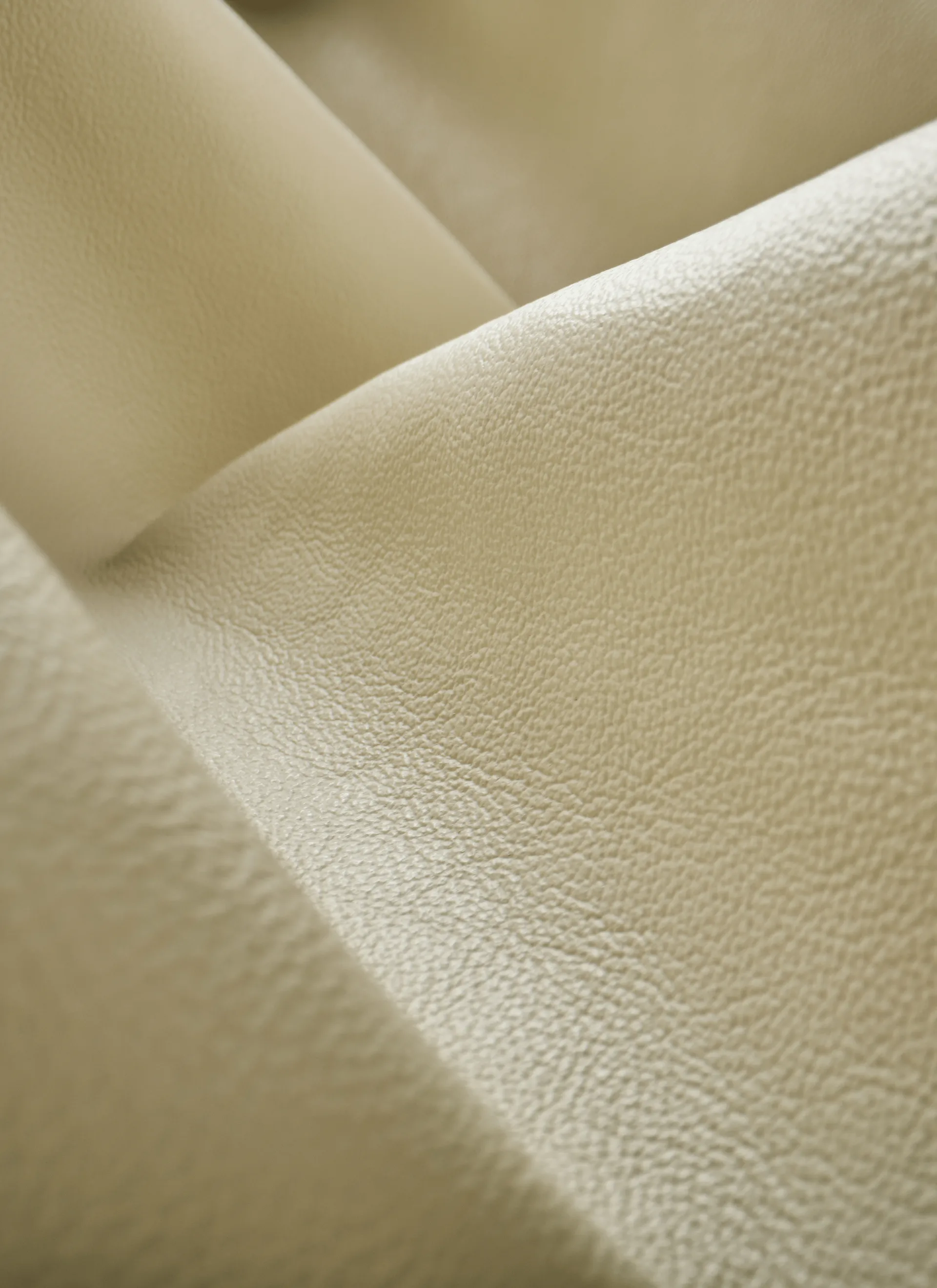 F300 loungestol, Pastel green-Smooth läder Cream GUBI