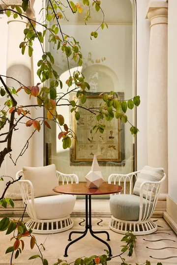 Grace Outdoor fåtölj - Leslie Limonta 006-020-alabaster white - GUBI