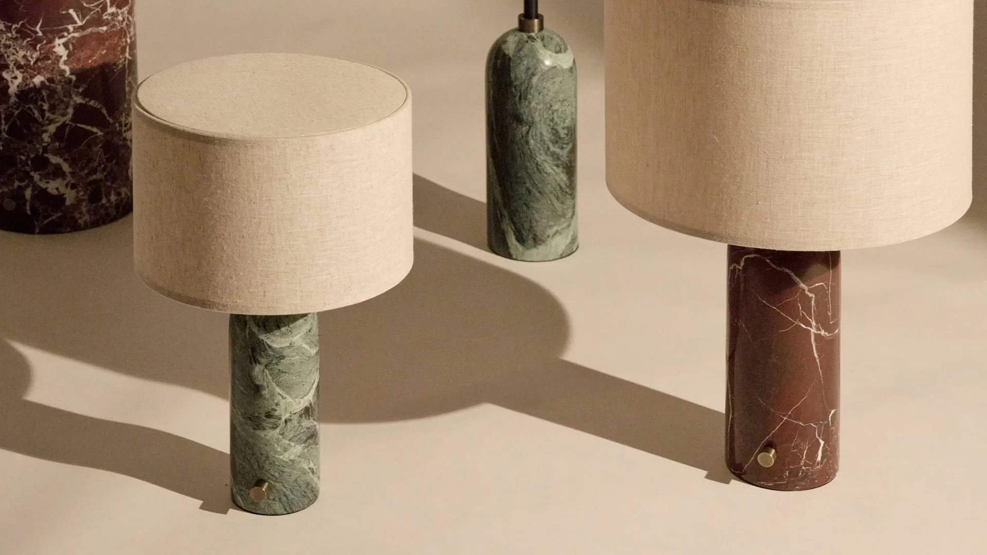 Gravity L bordslampa, Emerald marble-white GUBI