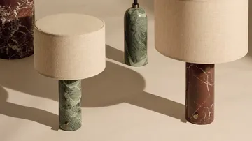Gravity L bordslampa - Maroon marble-canvas - GUBI