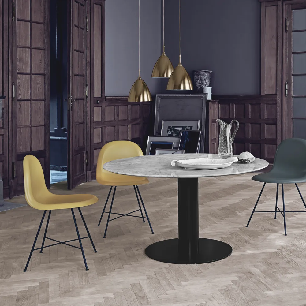 Gubi 2.0 matbord, marble white, ø110, svart stativ GUBI