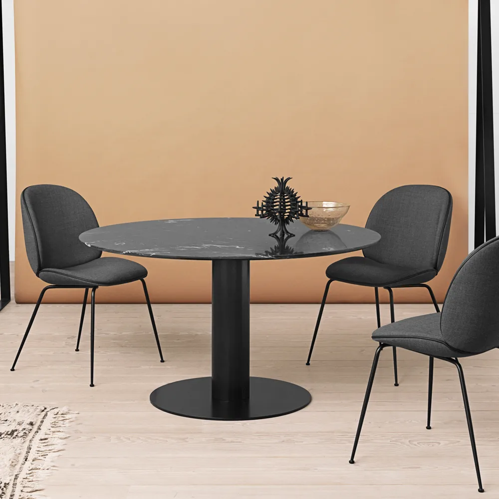 Gubi 2.0 matbord, marble white, ø150, svart stativ GUBI