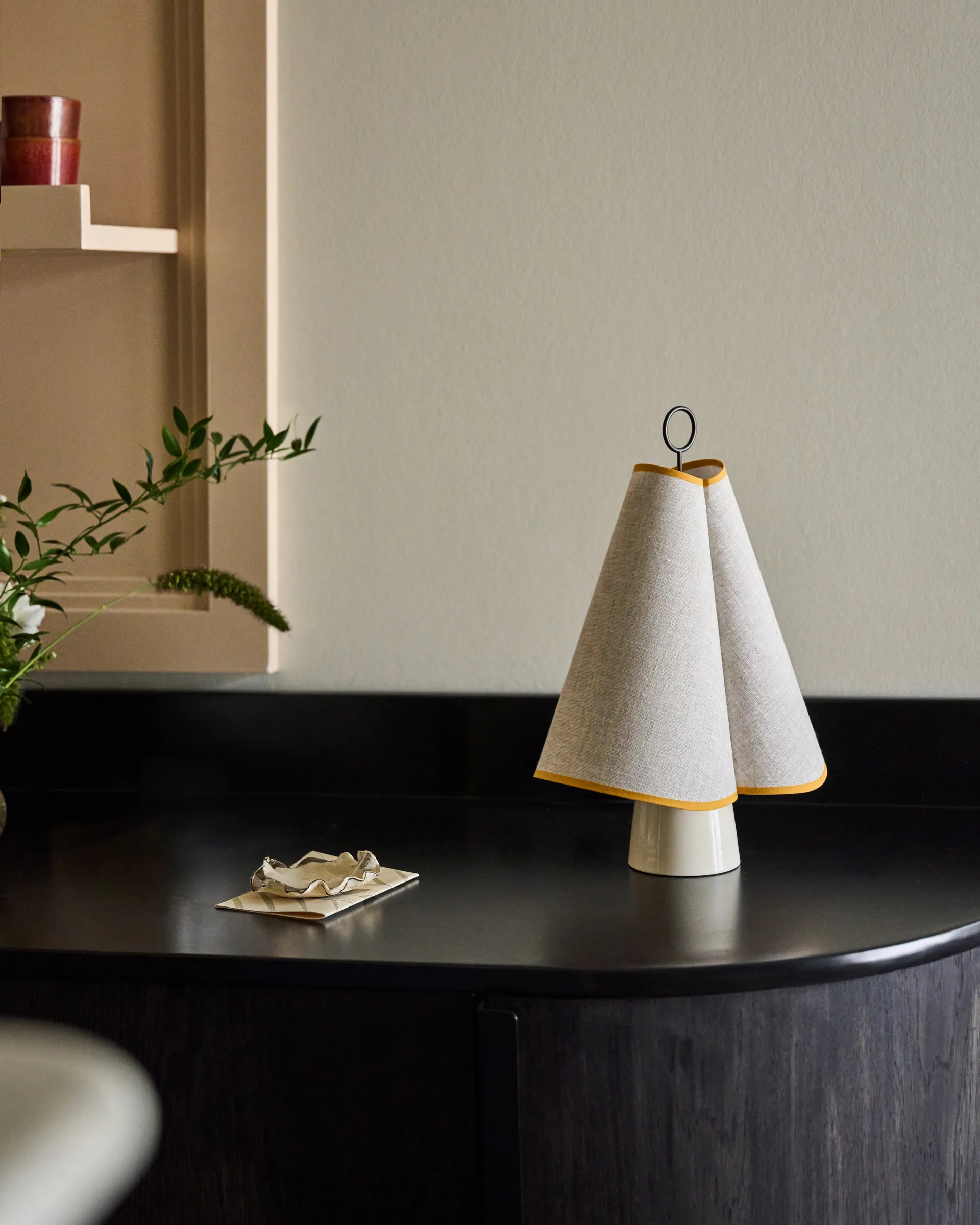 Hornbæk portabel bordslampa, Poppy yellow GUBI