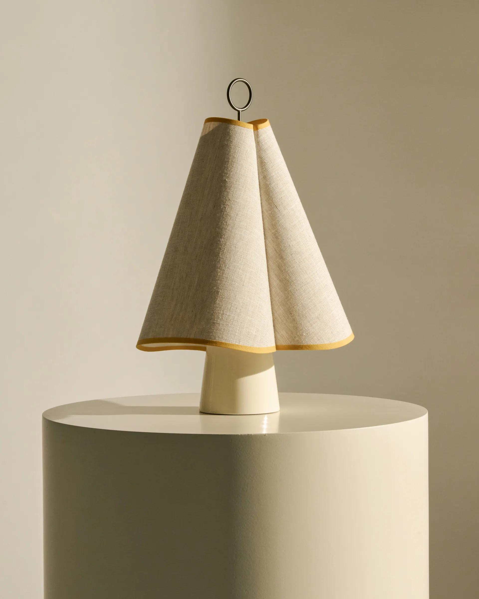 Hornbæk portabel bordslampa, Poppy yellow GUBI