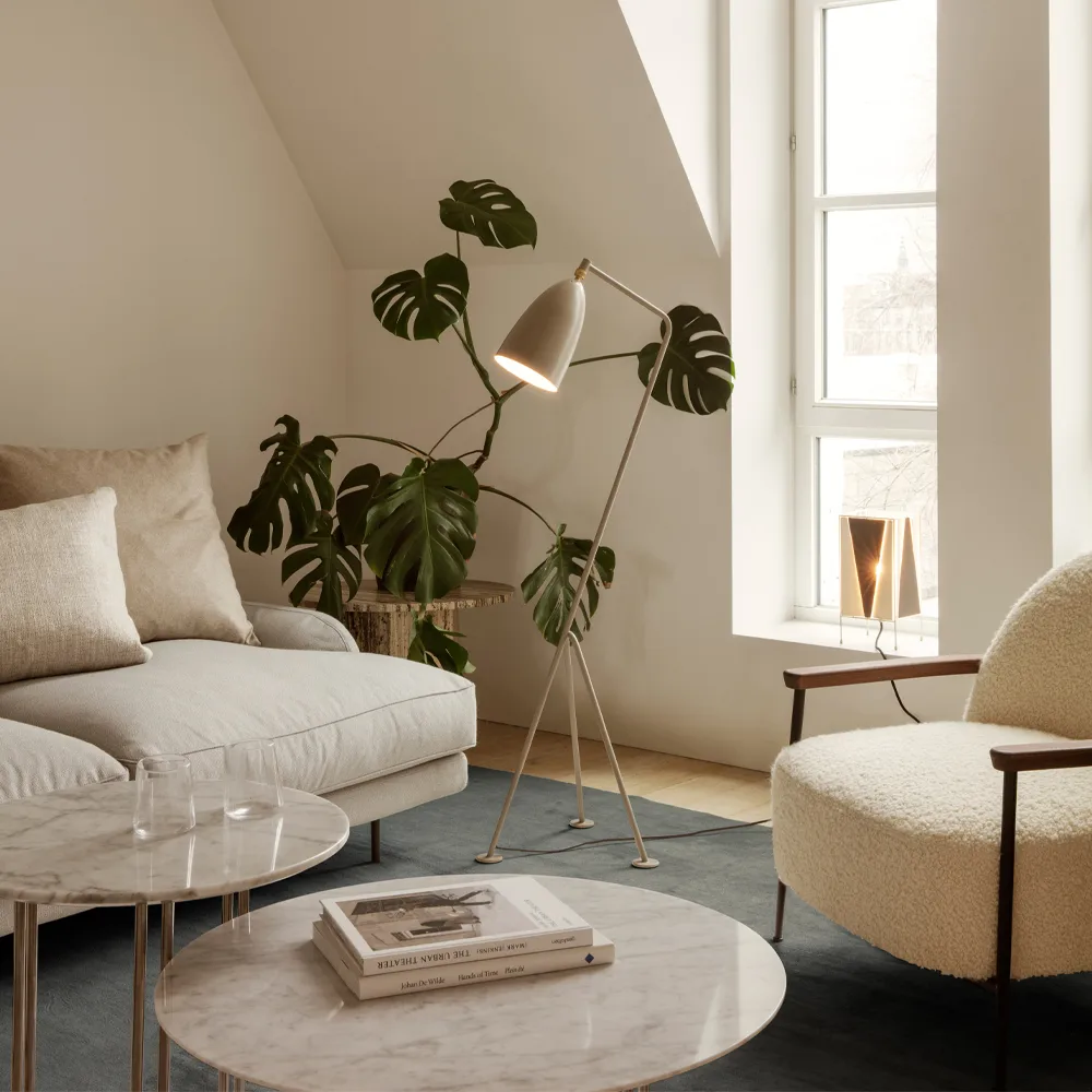 IOI soffbord, white carrara marble, ø70, svart stativ GUBI