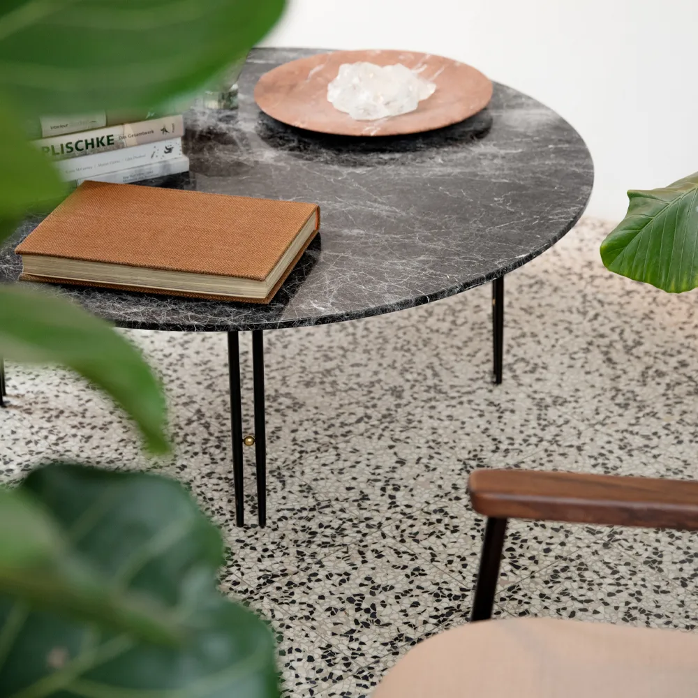 IOI soffbord, white carrara marble, ø70, svart stativ GUBI