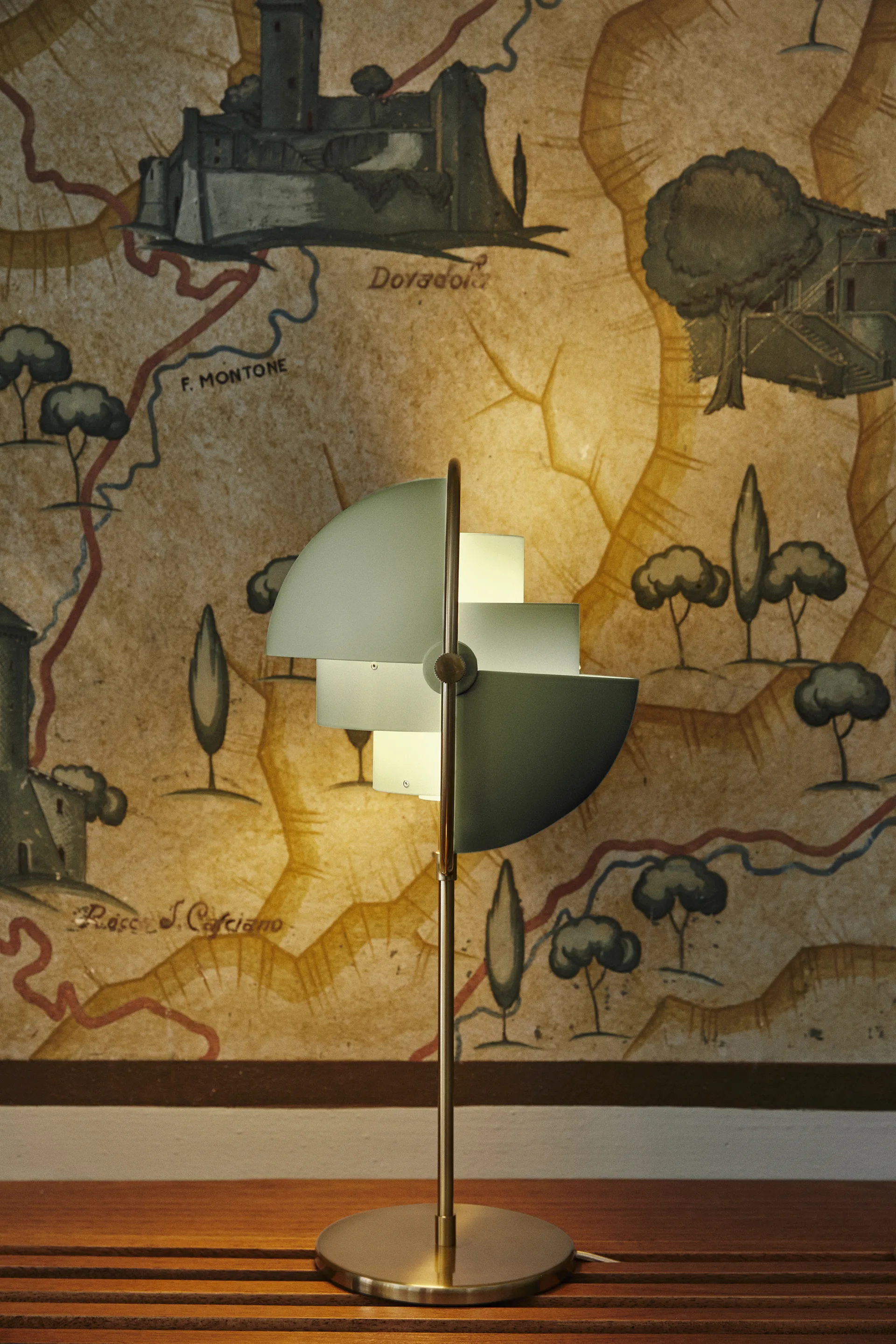 Multi-Lite bordslampa, Brass-desert sage GUBI