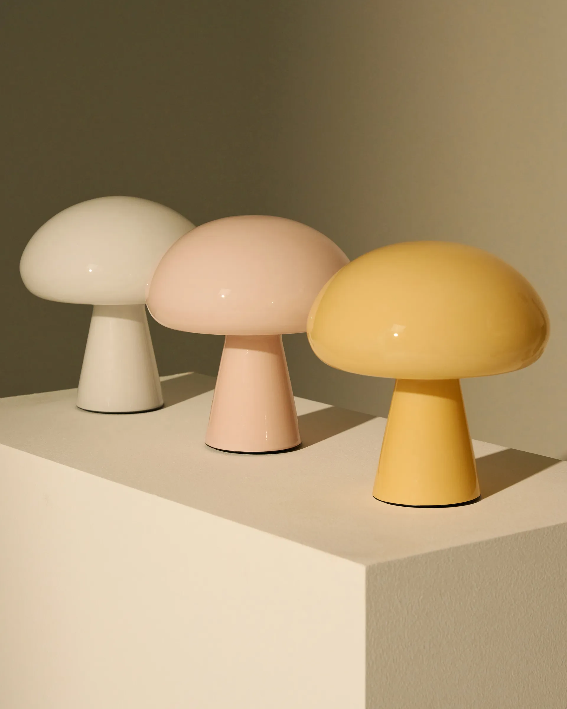 Obello portabel bordslampa, Pearl white GUBI