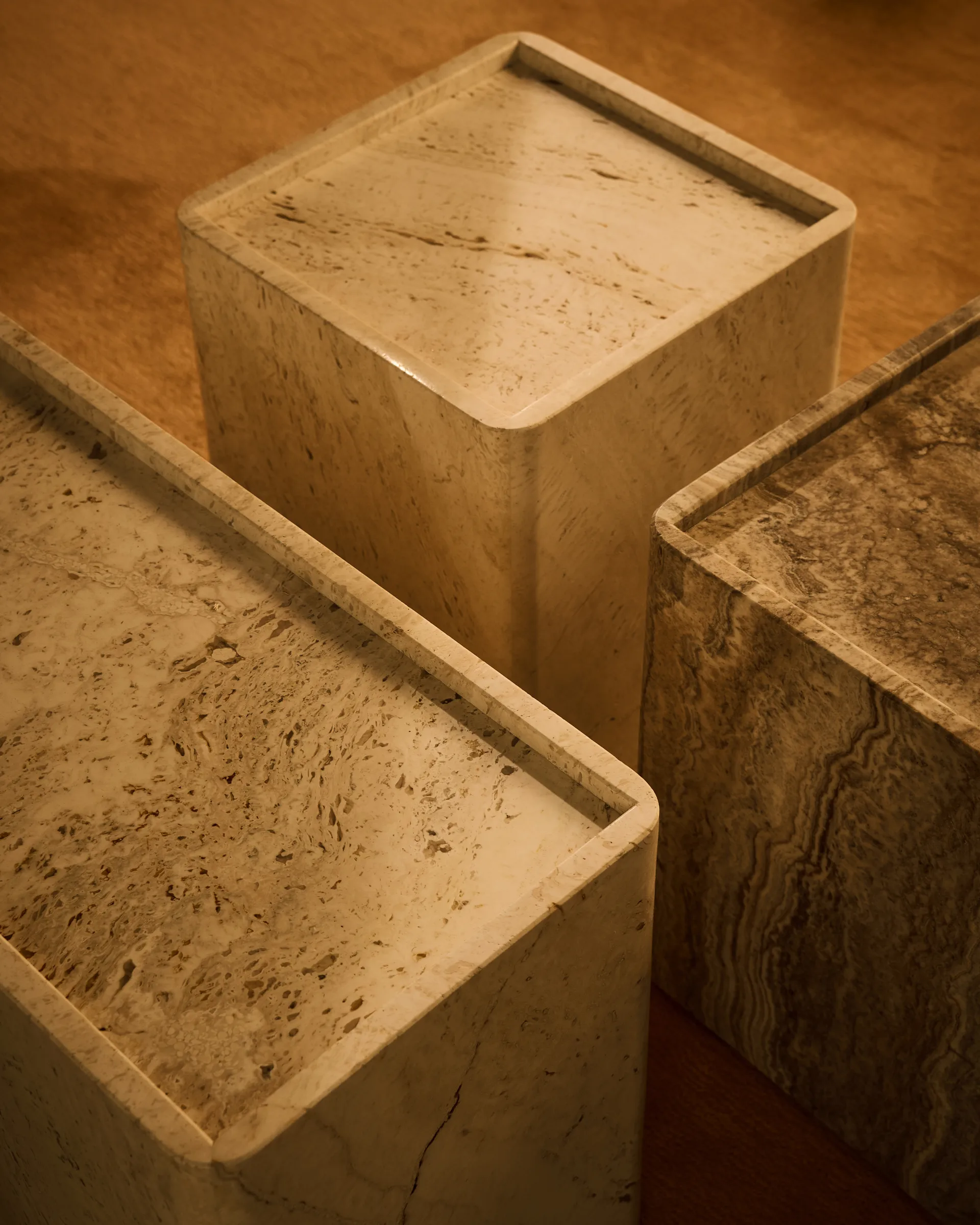Pietra sidobord 33x33x40 cm, Neutral white travertine GUBI
