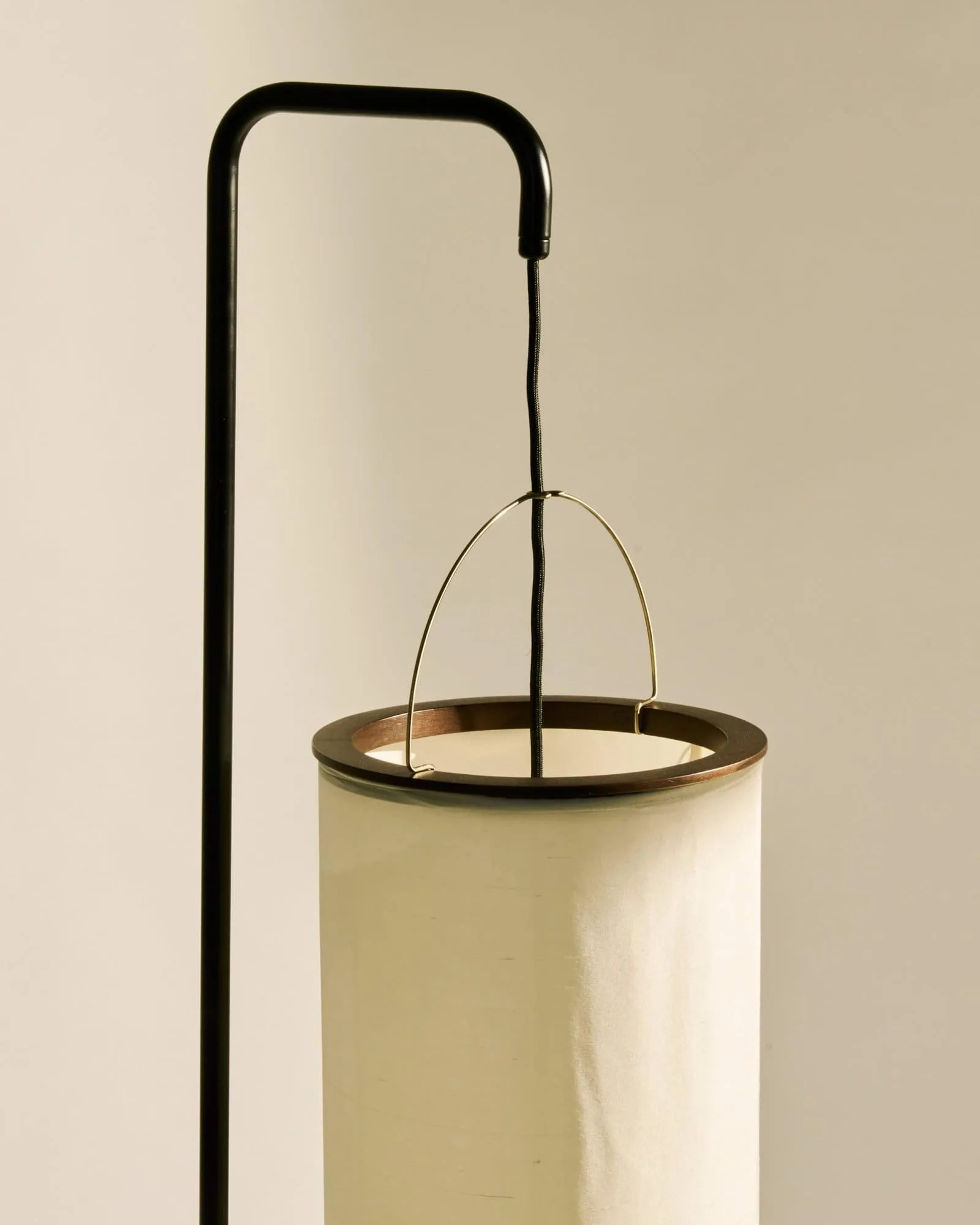 Silk Lantern golvlampa, Natural white silk-semi matt svart, 163 cm GUBI