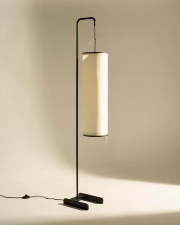 Silk Lantern golvlampa - Natural white silk-semi matt svart, 163 cm - GUBI