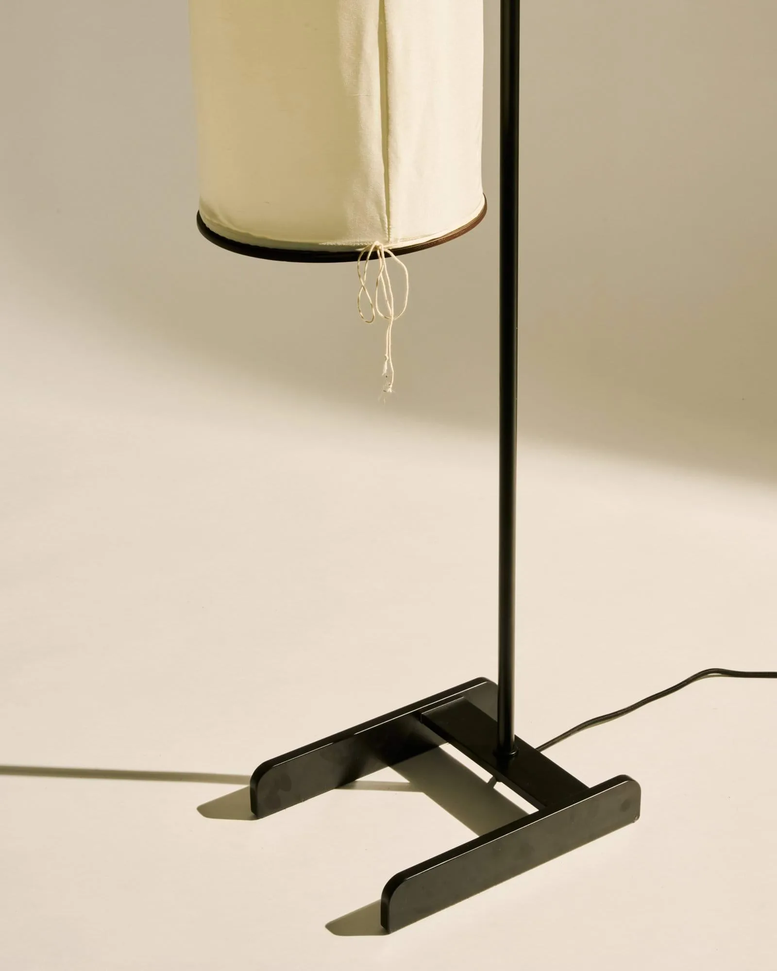 Silk Lantern golvlampa, Natural white silk-semi matt svart, 163 cm GUBI