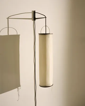 Silk Lantern vägglampa - Natural white silk-semi matt svart - GUBI