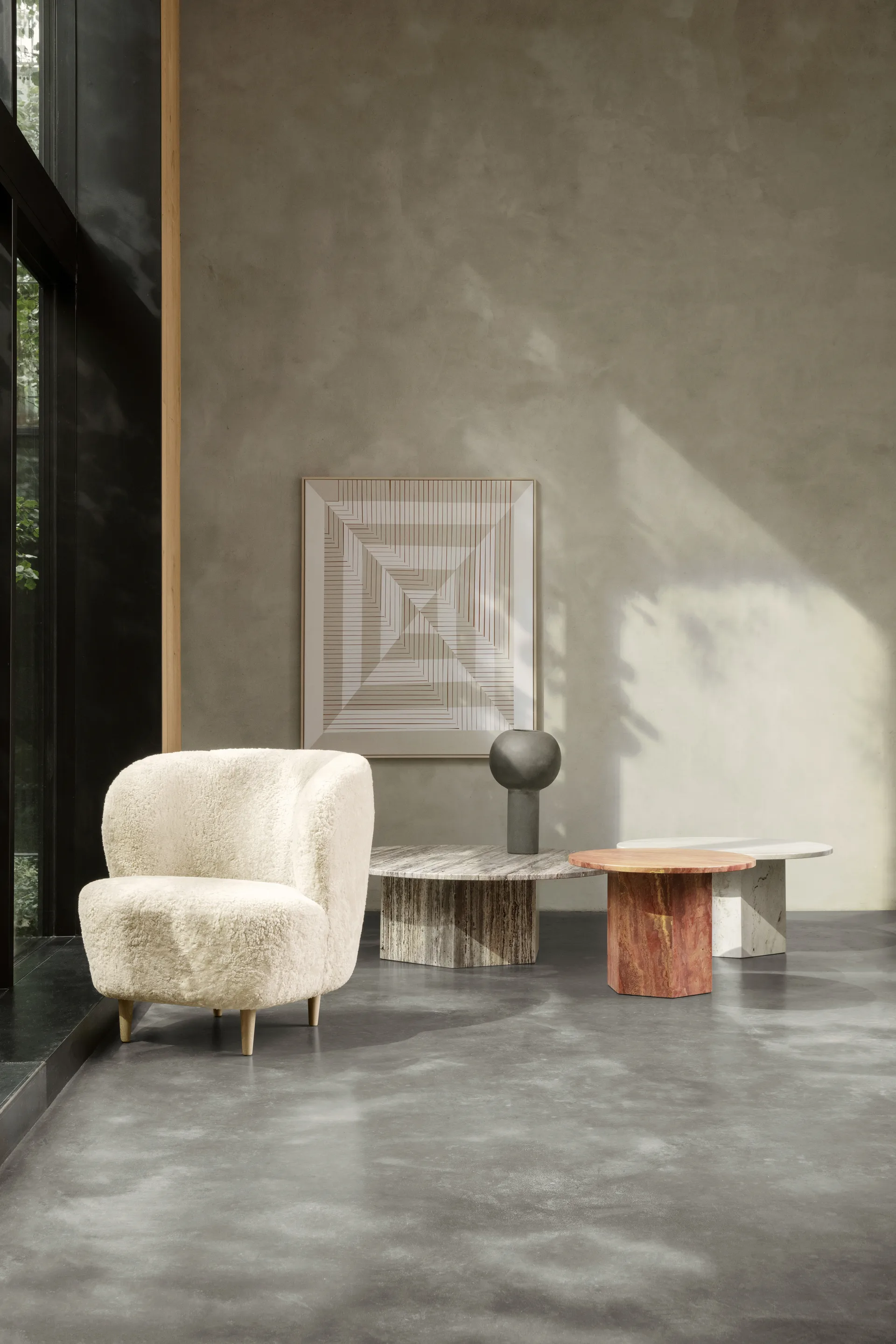 Stay lounge chair small loungefåtölj, Fårskinn Moonlight-lackad ek GUBI