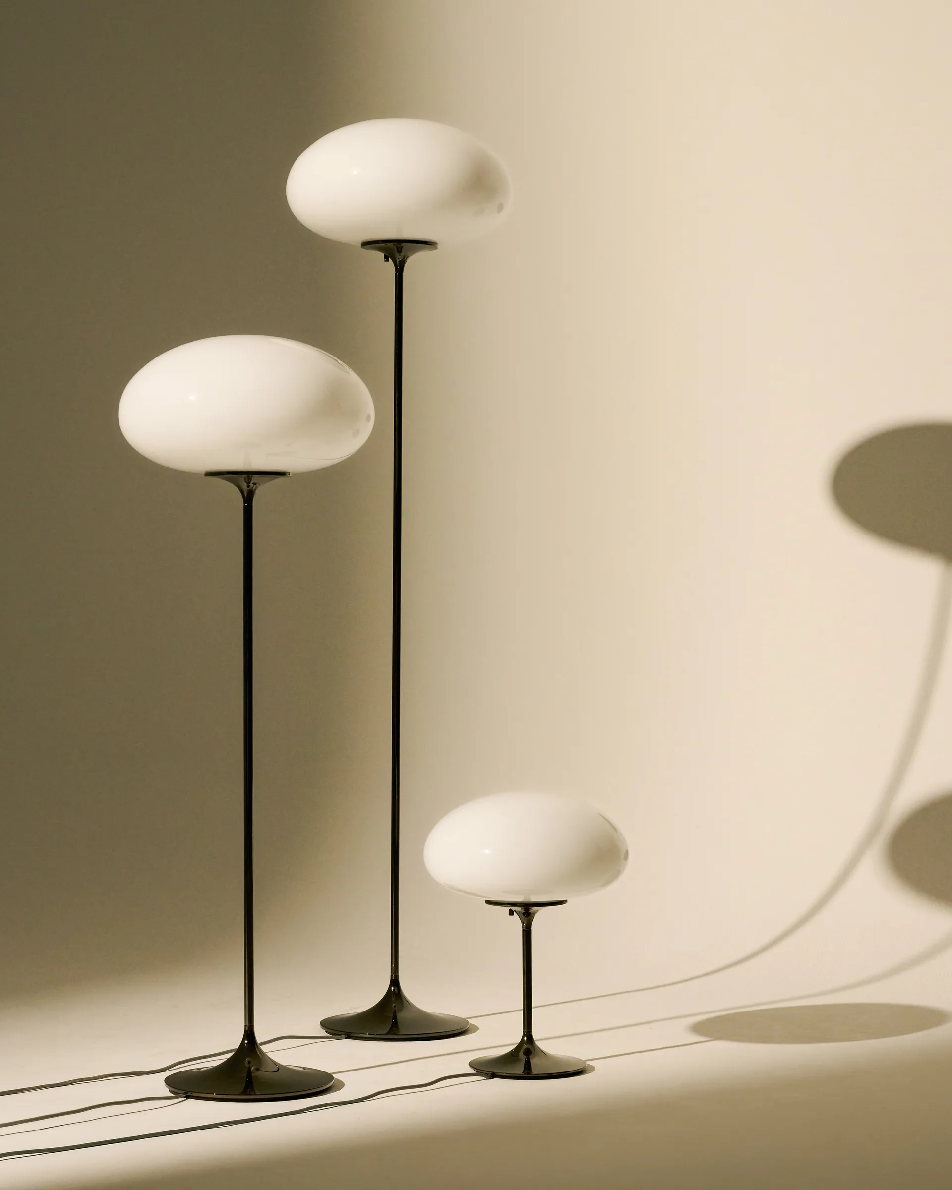 Stemlite golvlampa, Black chrome-opalglas, 150 cm GUBI