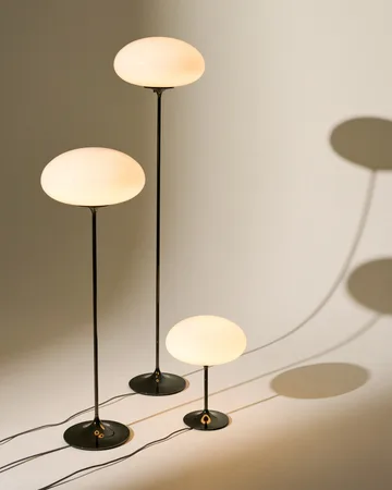 Stemlite golvlampa - Black chrome-opalglas, 150 cm - GUBI