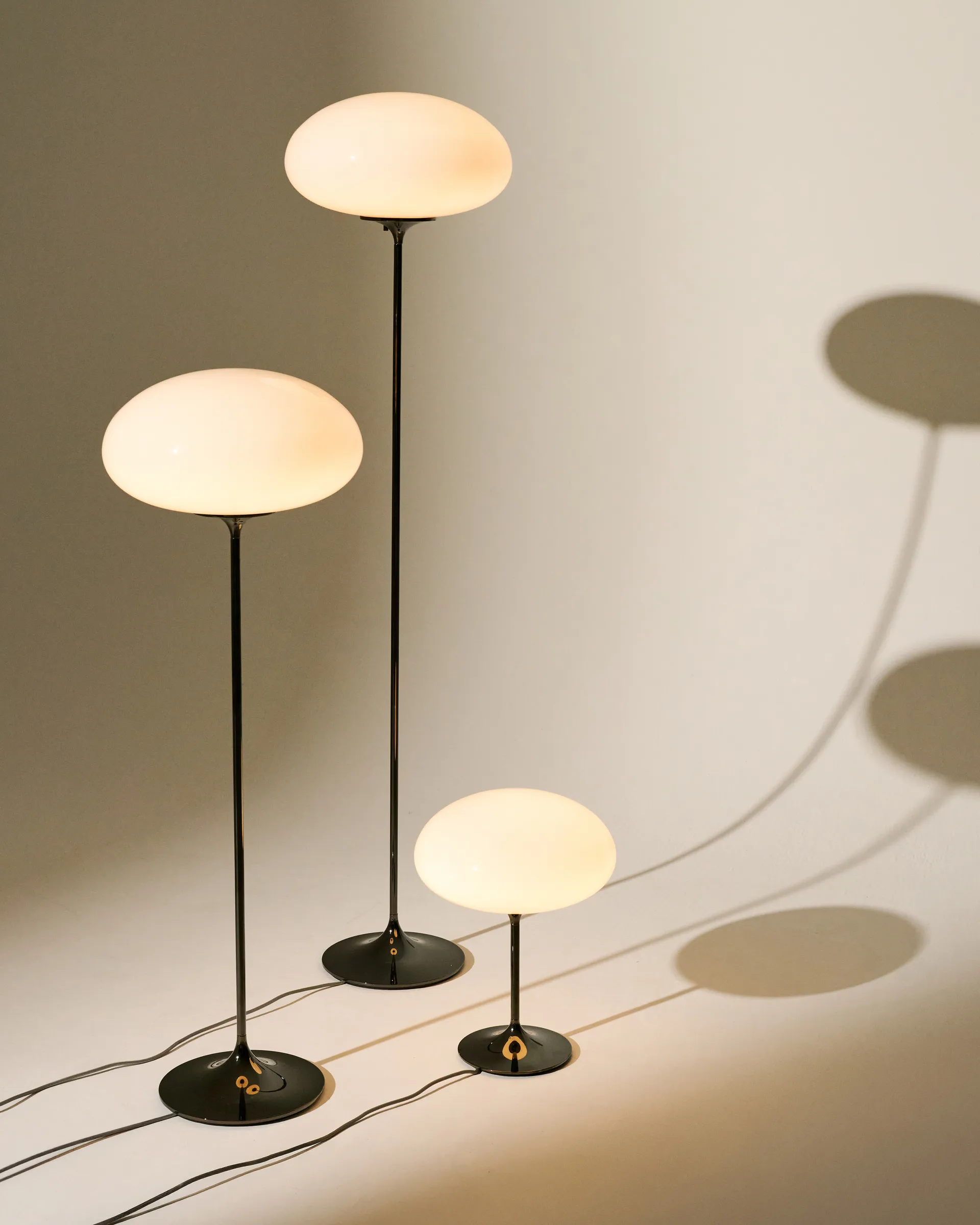 Stemlite golvlampa, Pebble grey-opalglas, 150 cm GUBI