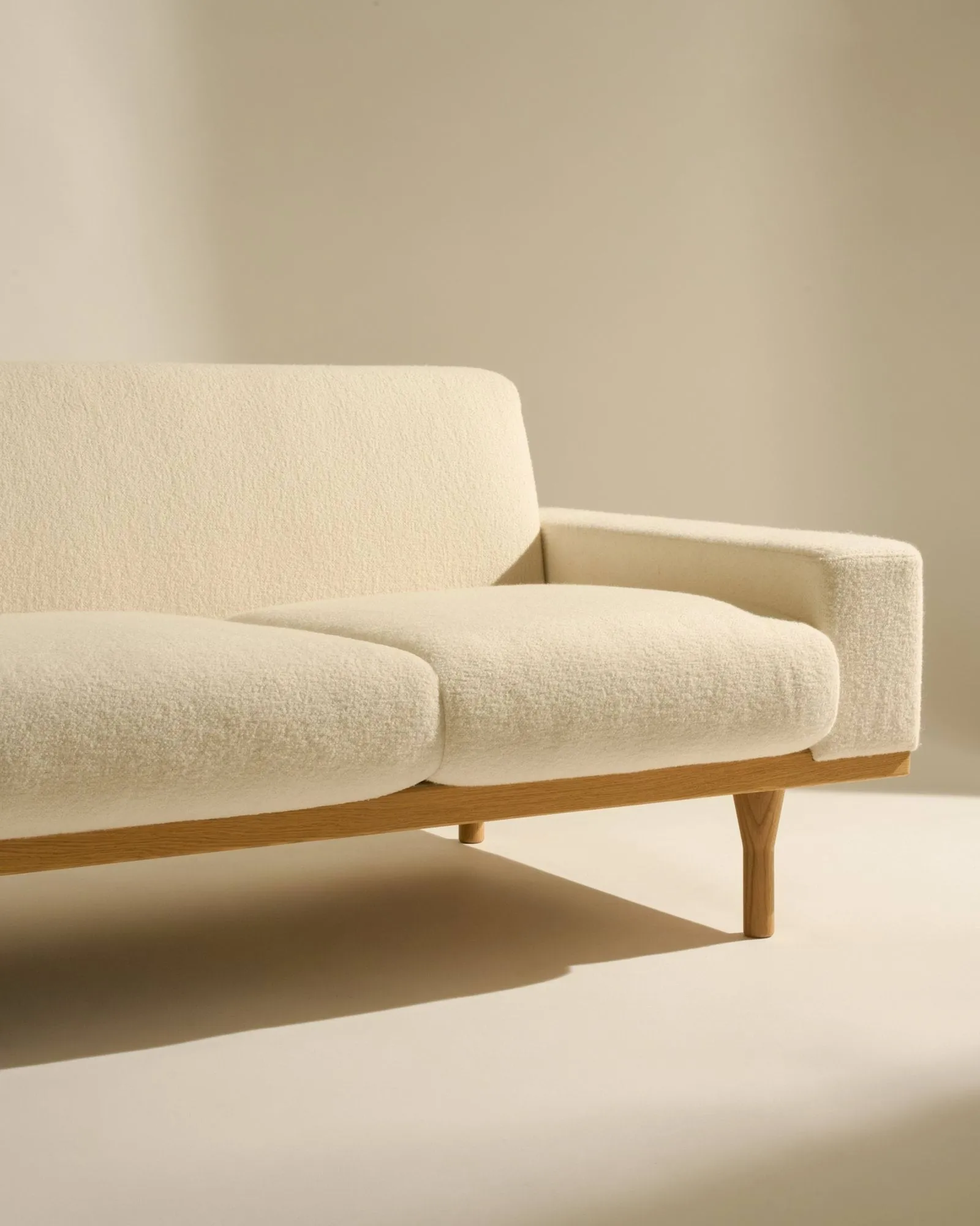 SW50 soffa, Harp 24 Ivory-oljad ek, 4-sits GUBI