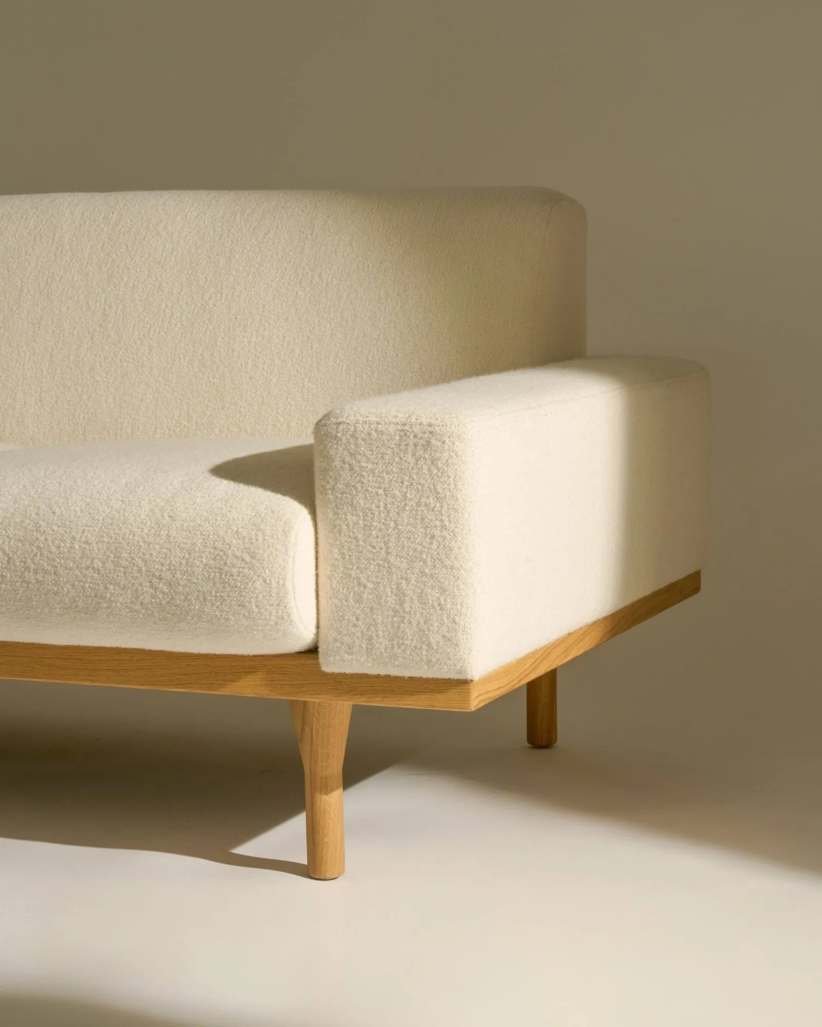 SW50 soffa, Harp 24 Ivory-oljad ek, 4-sits GUBI