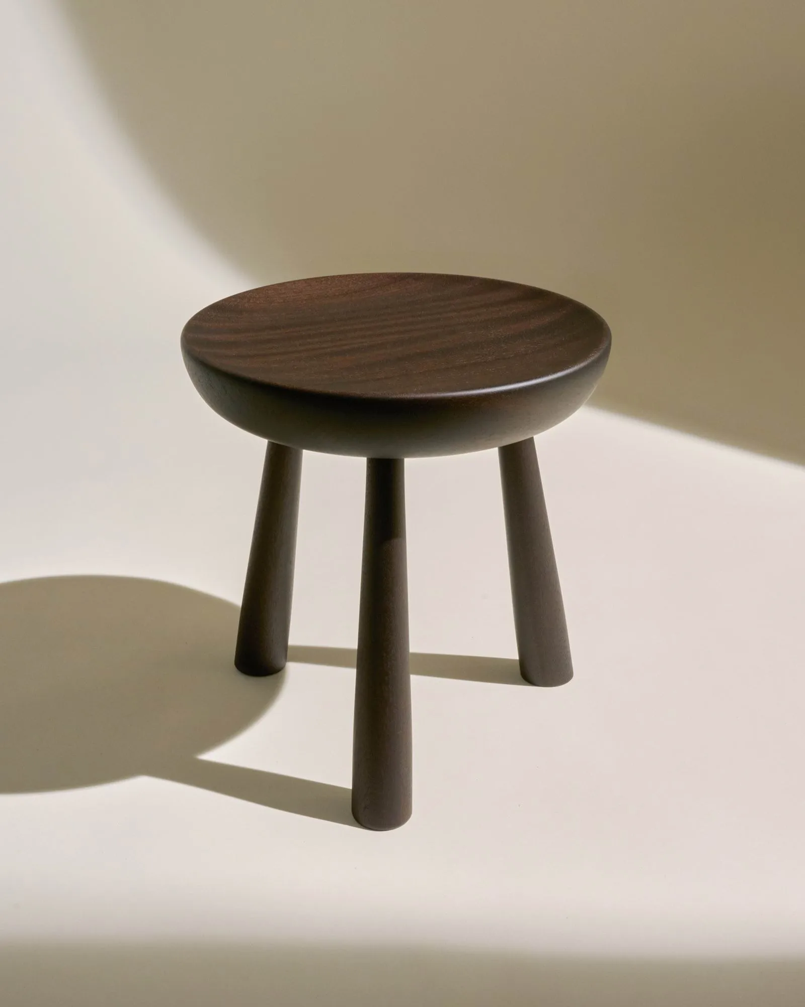 Totto pall, Dark stained laquered sapelli, Ø31x32,6 cm GUBI