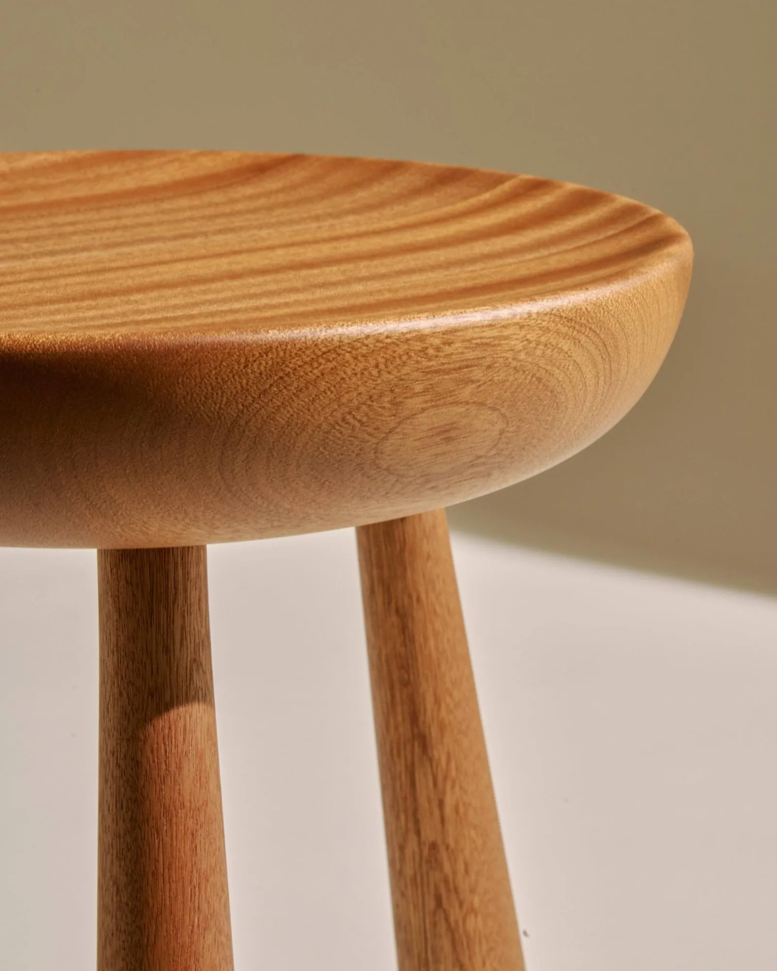 Totto pall, Lacquered sapelli, Ø31x32,6 cm GUBI